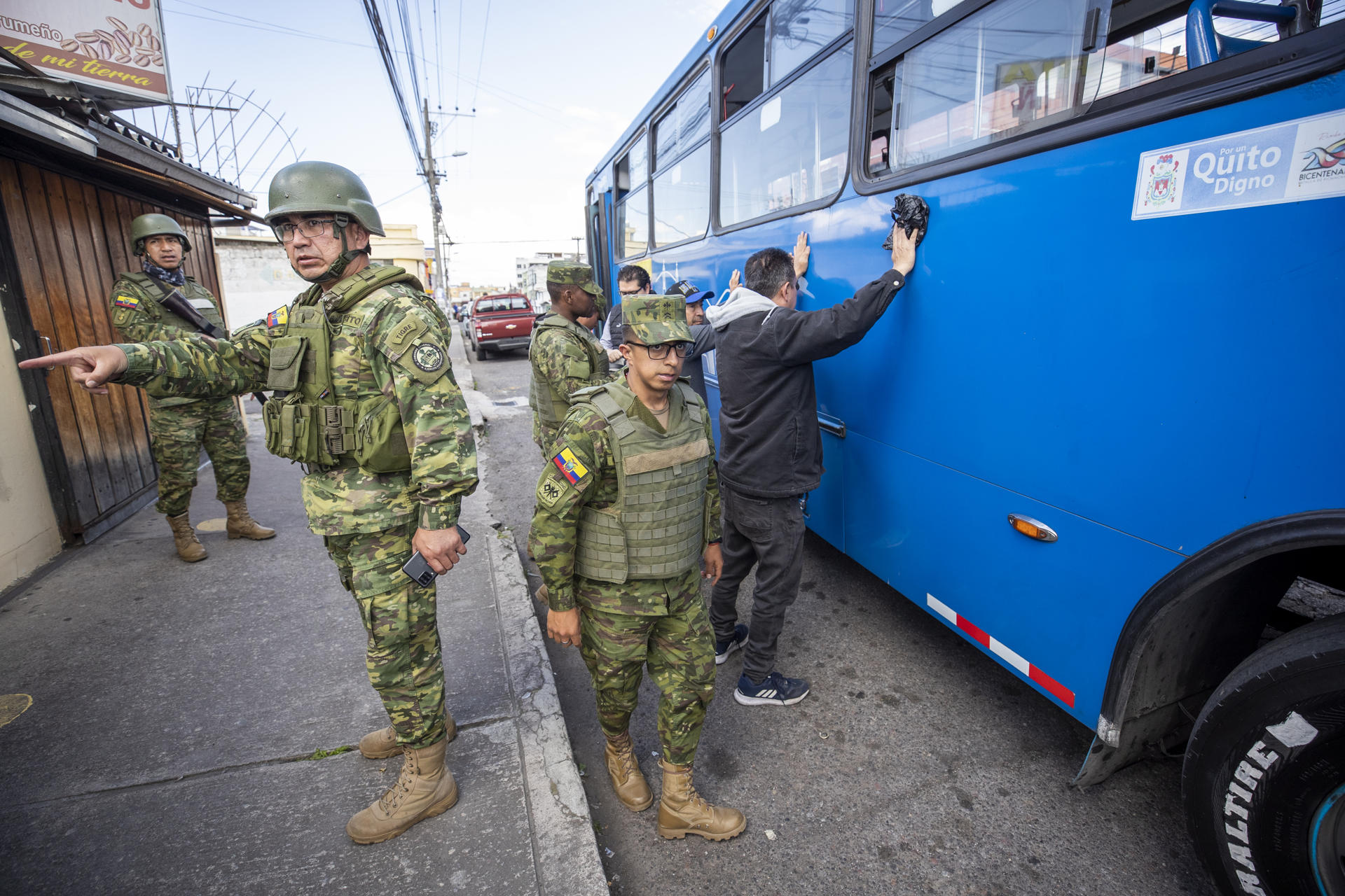 Militares ecuatorianos realizan control de armas y estupefacientes en una de las calles de Quito (Ecuador), en una fotografía de archivo. EFE/José Jácome