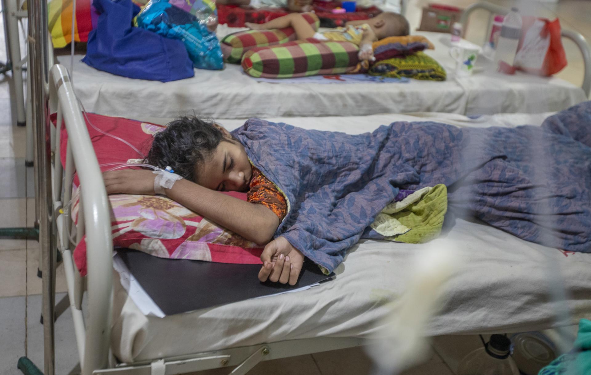Twelve-years old Shahana receives treatment for dengue fever at Mugda Medical College and Hospital in Dhaka, Bangladesh, 15 August 2023. EFE/EPA/MONIRUL ALAM
