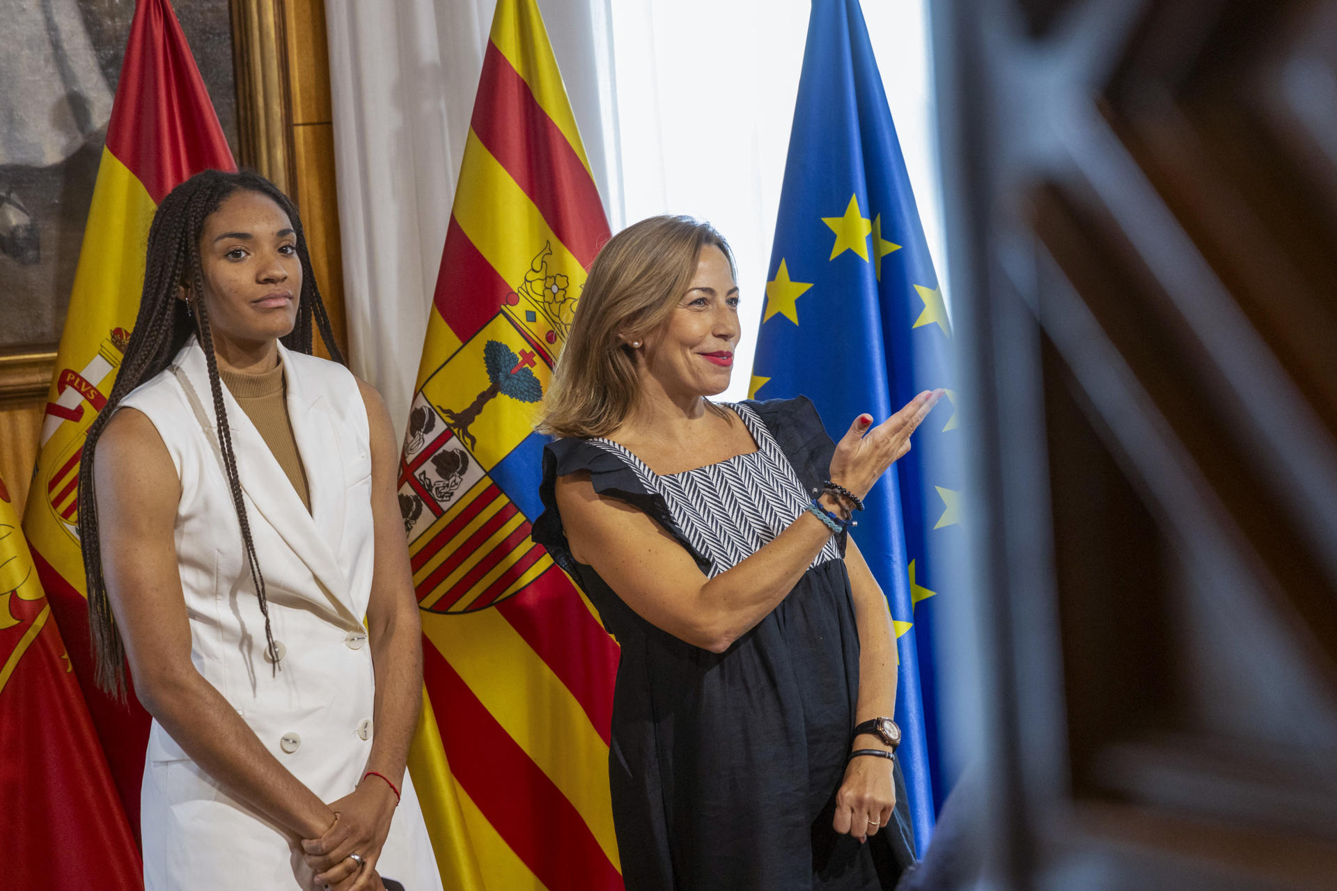 La alcaldesa de Zaragoza, Natalia Chueca (d), participa en una recepción oficial de la campeona del mundo de fútbol Salma Paralluelo (i) en el Ayuntamiento de Zaragoza, este jueves. EFE/ Toni Galán
