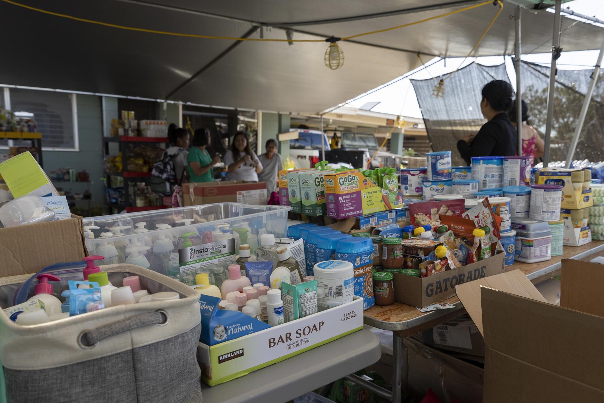 Food, water, hygiene kits and other necessities are displayed at a distribution location in a neighborhood of Lahaina, Hawaii, USA, 13 August 2023. EFE-EPA/ETIENNE LAURENT/FILE
