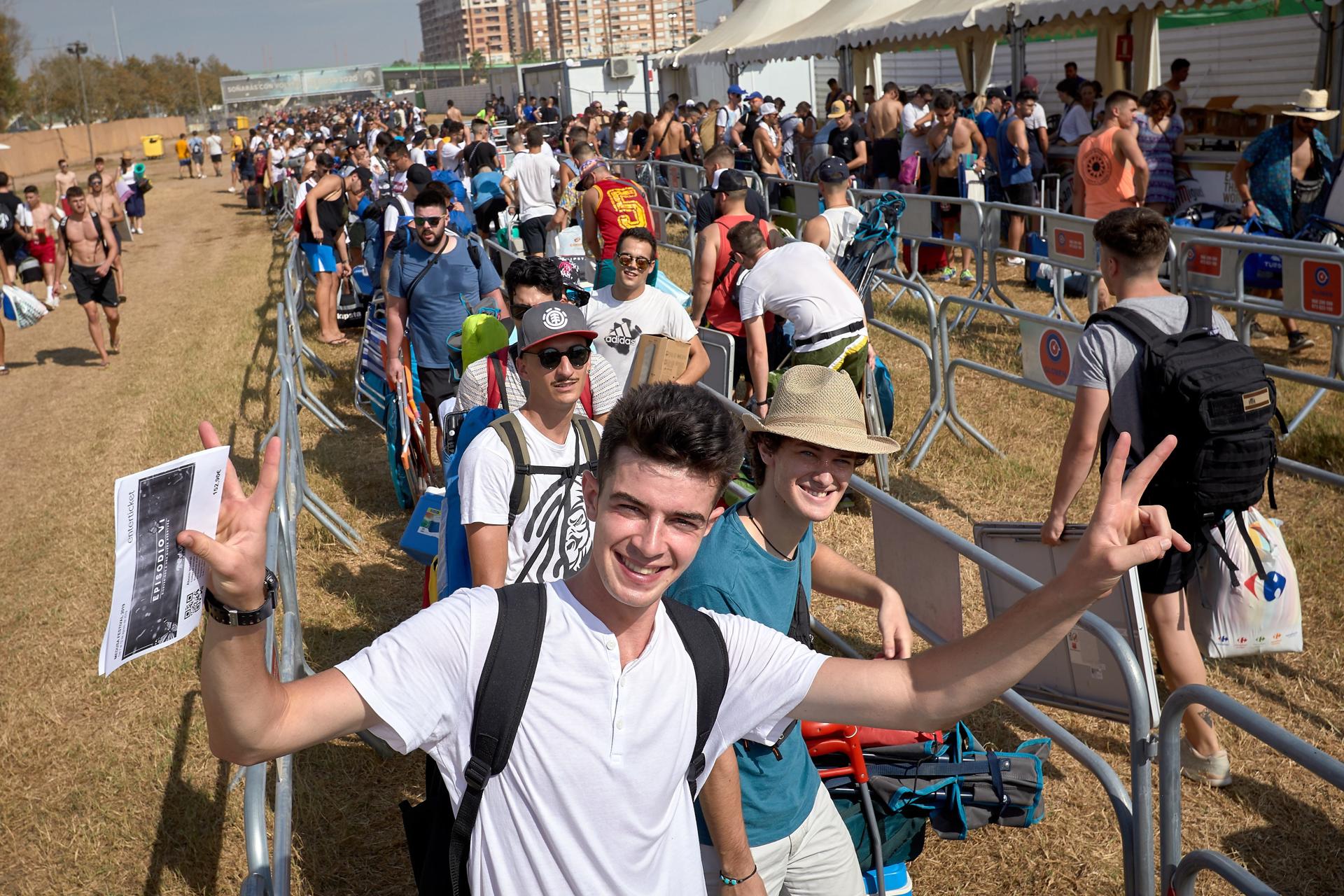 Decenas de jóvenes hacen cola para acceder a las instalaciones del Medusa Sunbeach Festival de Cullera (Valencia), en una edición anterior. EFE/Natxo Francés