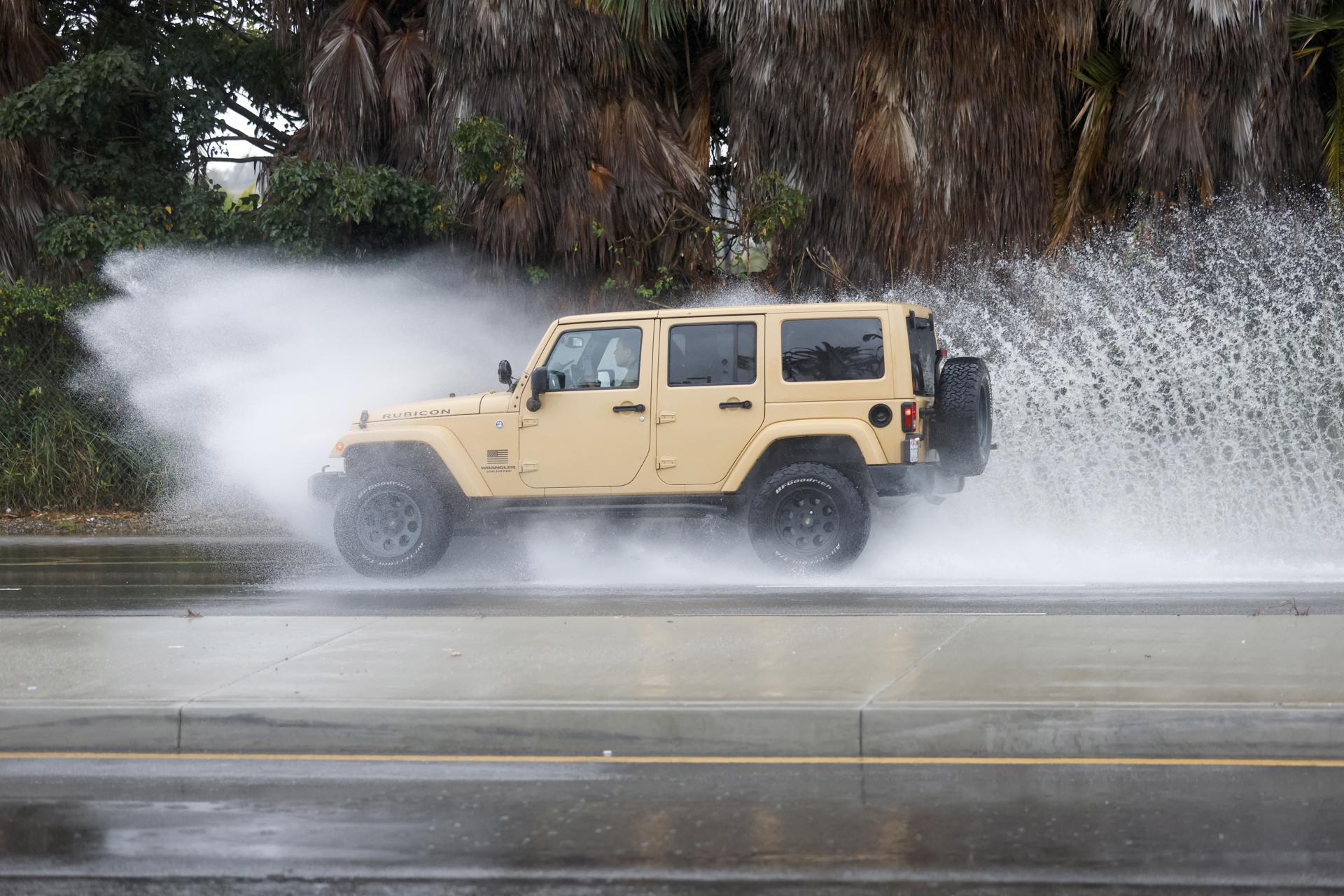 A car drives through standing water on a road in Long Beach, California, USA, 20 August 2023. EFE-EPA/CAROLINE BREHMAN