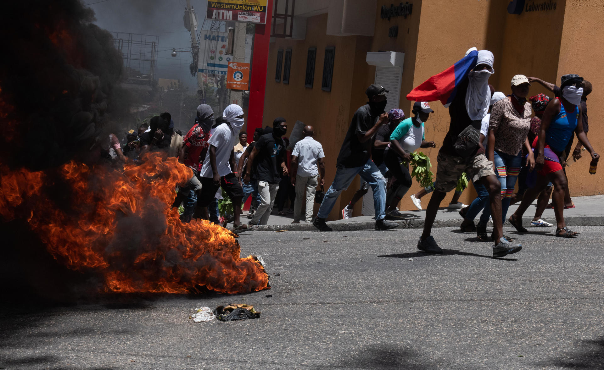 Manifestantes pasan junto a una barricada en llamas durante una marcha para exigir seguridad contra las pandillas, en Puerto PrÃ­ncipe (HaitÃ­), en una fotografÃ­a de archivo. EFE/Johnson Sabin
