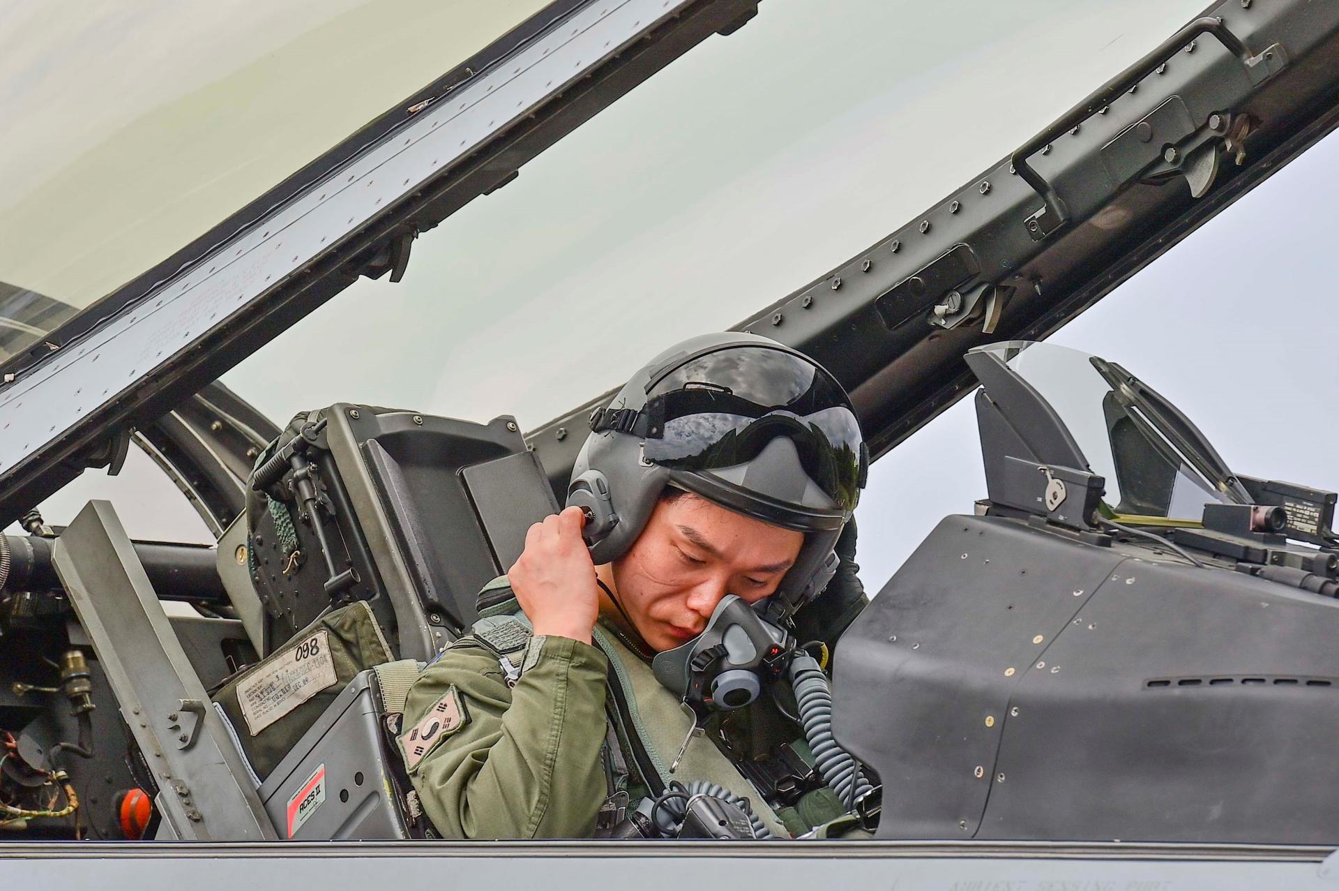 A handout photo made available by the South Korean Defense Ministry shows the pilot of an F-16 fighter of the 20th Fighter Wing during Ulchi Freedom Shield (UFS) exercises in South Korea, 21 August 2023. EFE/EPA/SOUTH KOREAN DEFENSE MINISTRY / HANDOUT SOUTH KOREA OUT HANDOUT EDITORIAL USE ONLY/NO SALES
