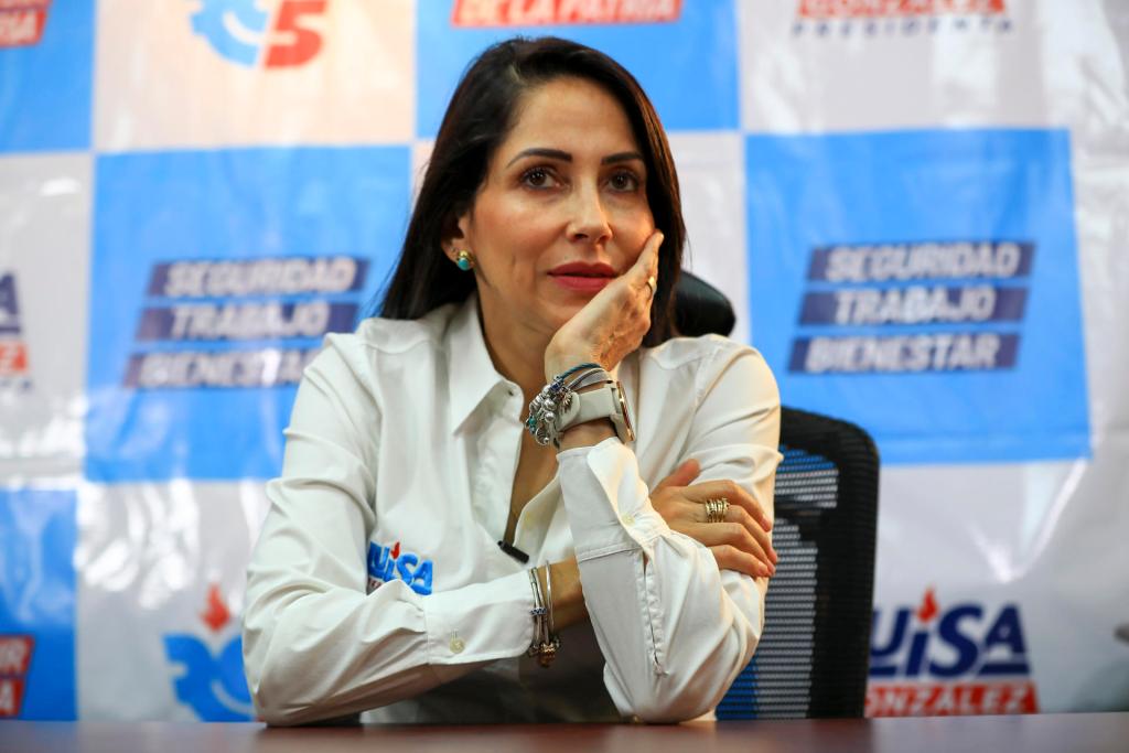 La candidata presidencial del movimiento Revolución Ciudadana (correísmo), Luisa González, habla durante una entrevista a EFE, el 16 de agosto de 2023, en Quito (Ecuador). EFE/José Jácome
