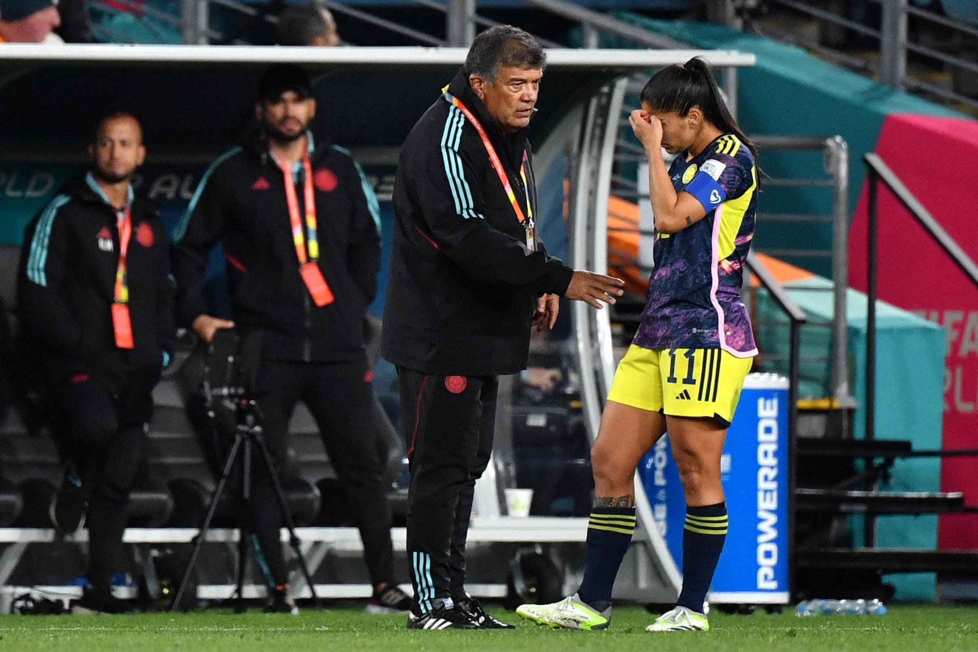 Colombian head coach Nelson Abadia talks to forward Catalina Usme during the team's 2023 Women's World Cup quarterfinal match against England in Sydney, Australia. Colombia lost 2-1. EFE/EPA/BIANCA DE MARCHI
