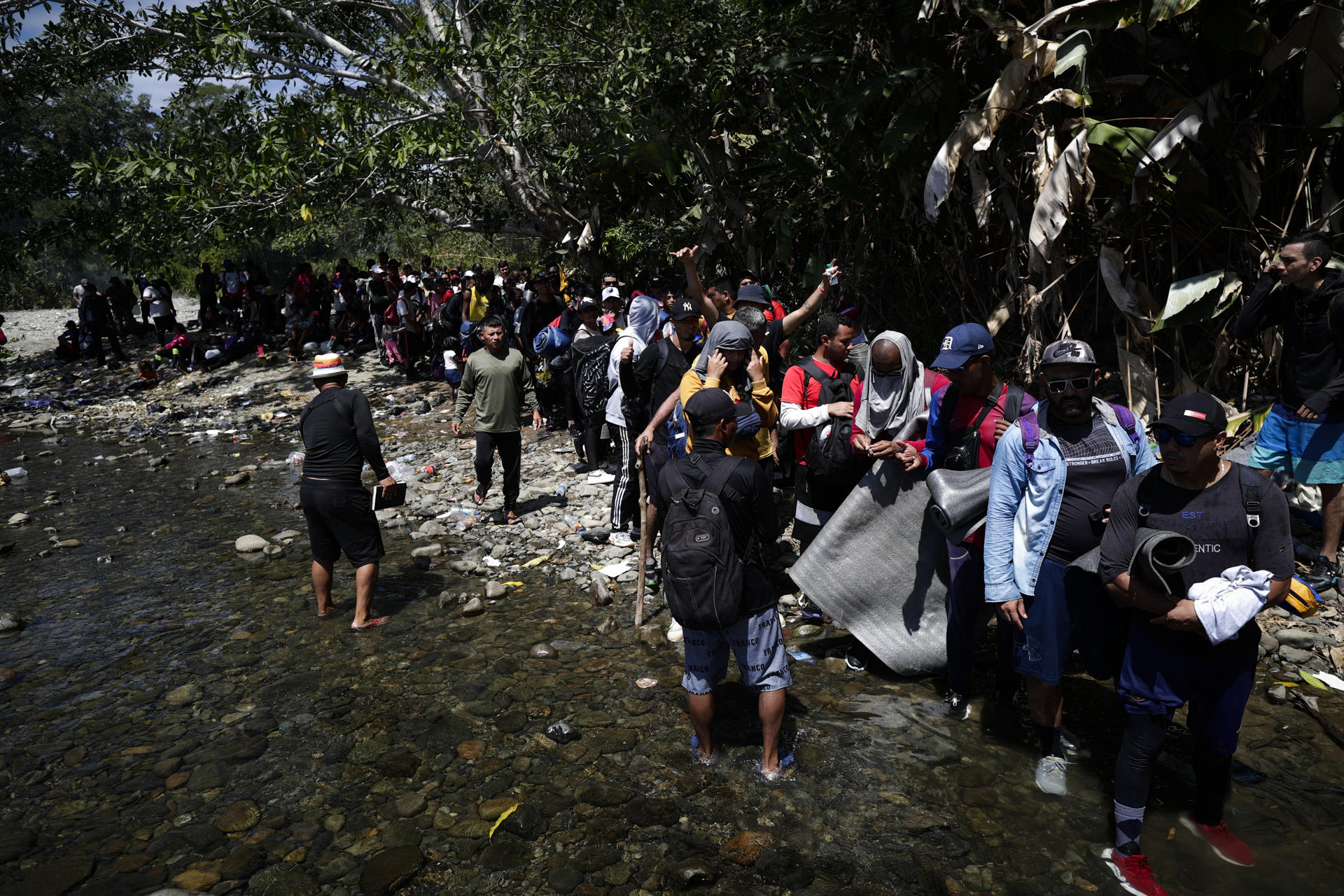 Migrantes esperan para ser trasladados en canoa desde la Quebrada León hasta la comunidad de Bajo Chiquito, en Darién (Panamá), en una fotografía de archivo. EFE/Bienvenido Velasco