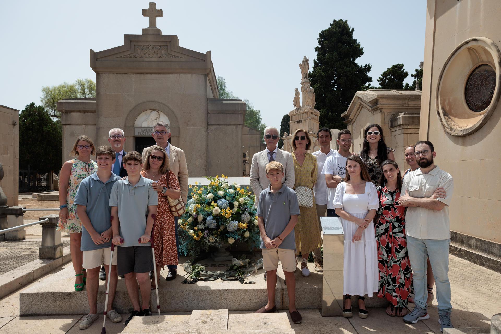 Miembros de la familia de Joaquín Sorollaposan en la tumba del pintor durante la ofrenda floral que se le ha realizado en el día en que se cumple un siglo de su fallecimiento. EFE/Biel Aliño
