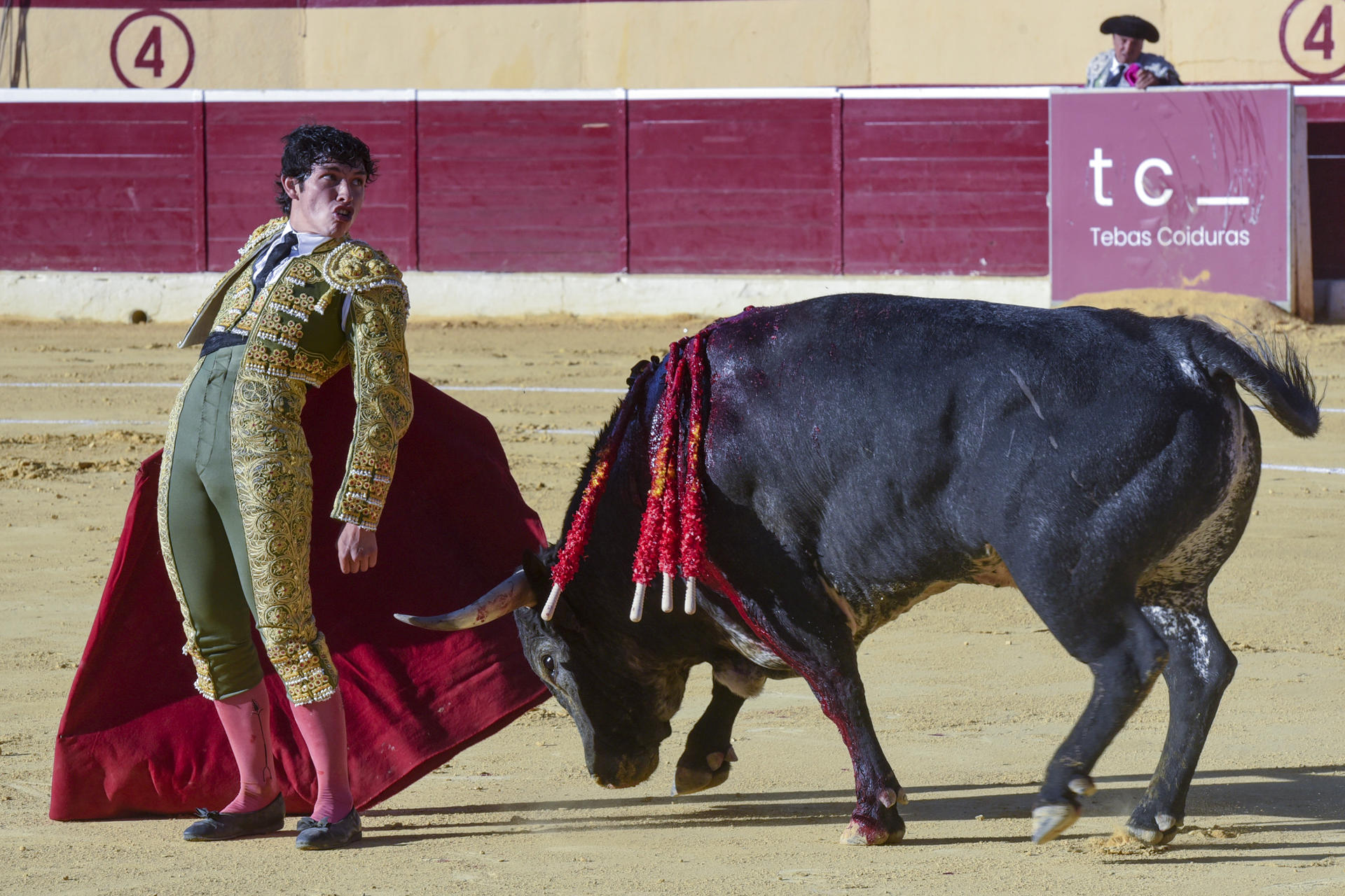 El diestro Isaac Fonseca da un pase durante la Feria Taurina de la Albahaca, este jueves en la plaza de toros de Huesca. EFE/ Javier Blasco