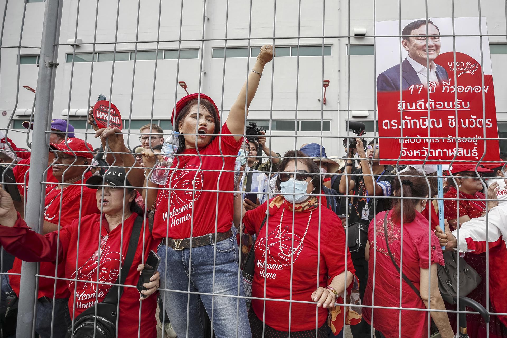 A supporter shouts slogans during the arrival of former Thai prime minister Thaksin Shinawatra at Don Mueang airport in Bangkok, Thailand, 22 August 2023. EFE-EPA/RUNGROJ YONGRIT
