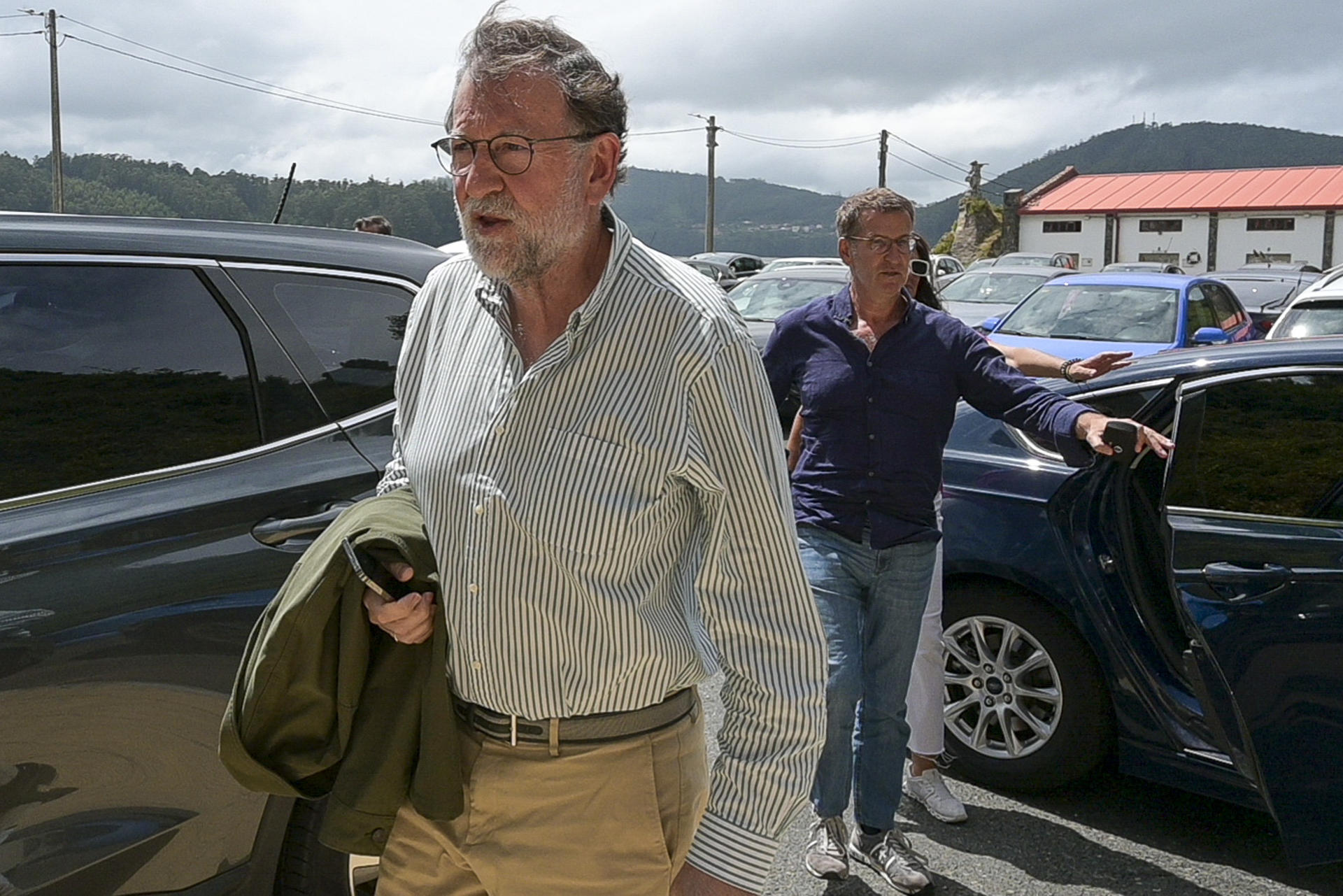 El expresidente del Gobierno Mariano Rajoy (i) junto al líder del PP, Alberto Núñez-Feijóo (d), a su llegada a un restaurante en Cedeira, A Coruña, este viernes. EFE/ Moncho Fuentes