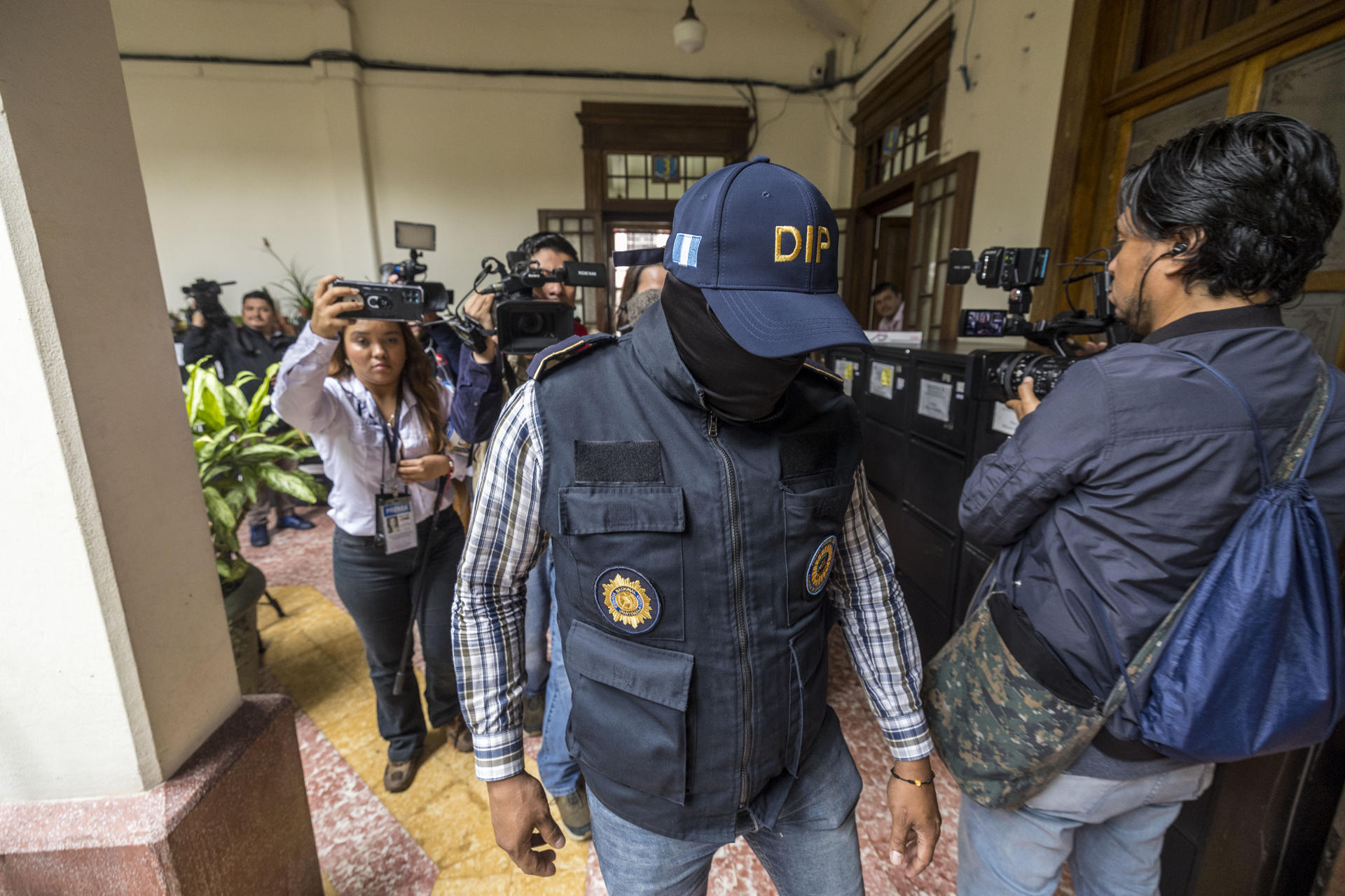 Miembros del Ministerio Público realizan un operativo para tomar documentos del partido Movimiento Semilla en el Tribunal Supremo Electoral, 13 de julio de 2023, en Ciudad de Guatemala (Guatemala). EFE/Esteban Biba