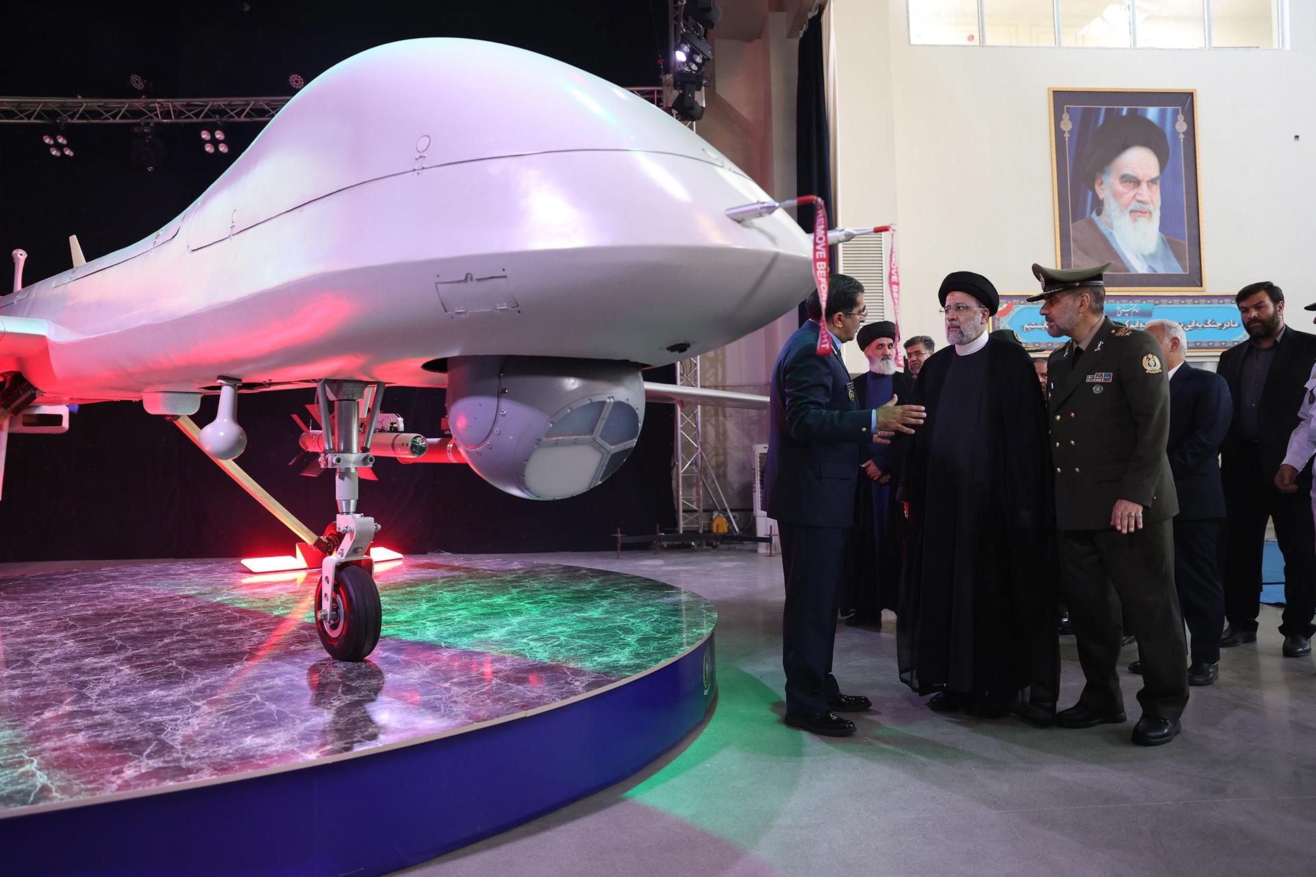 A handout photo made available by the Iranian presidential office shows Iranian President Ebrahim Raisi (C) looking at the new drone 'Mohajer 10' during an unveiling ceremony in Tehran, Iran, 22 August 2023. EFE-EPA/IRANIAN PRESIDENTIAL OFFICE / HANDOUT HANDOUT EDITORIAL USE ONLY/NO SALES