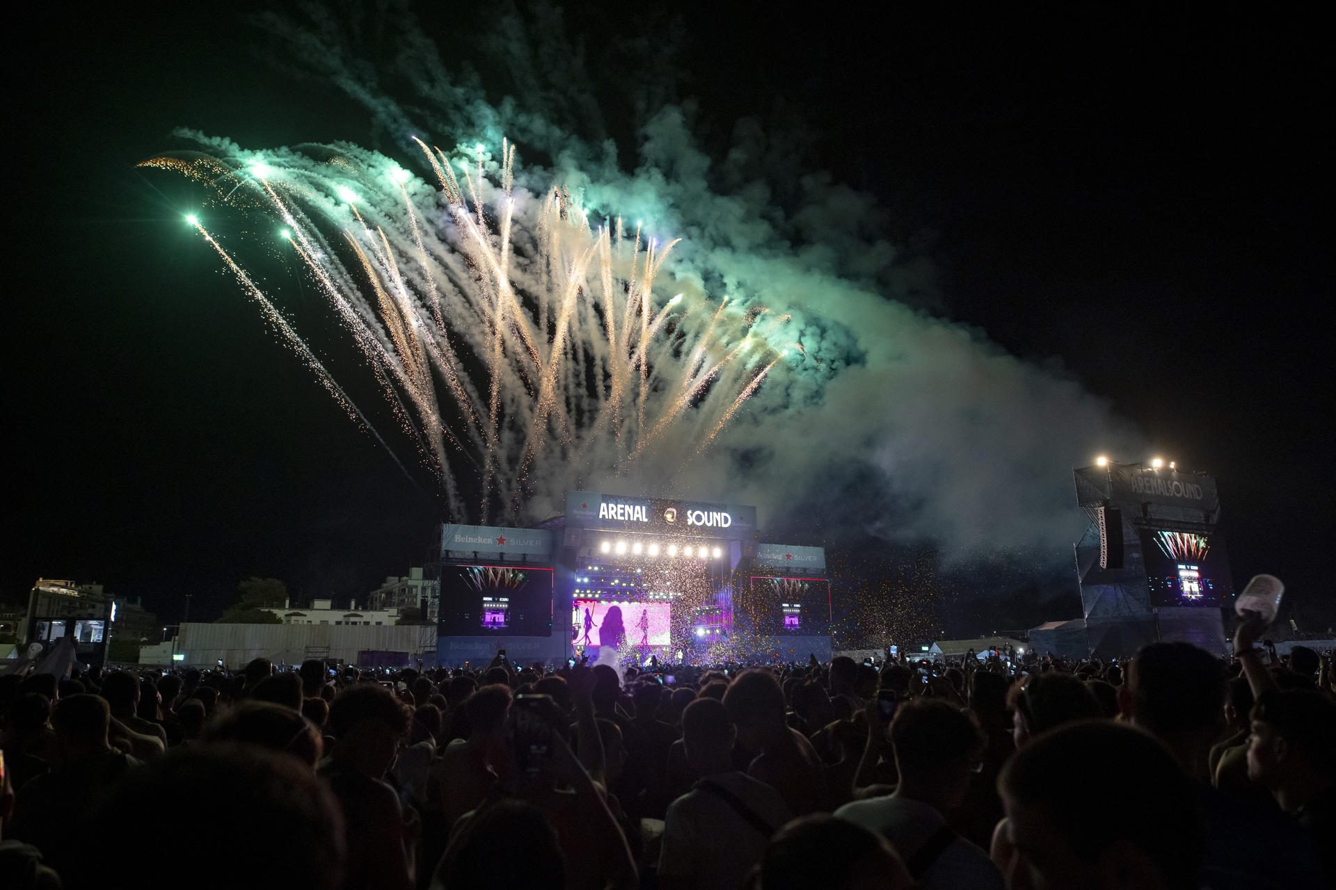 BURRIANA (CASTELLÓN), 05/08/2023.- El rapero y productor estadounidense Nicky Jam durante el concierto que ofrece dentro de la programación del festival Arenal Sound, hoy sábado en Burriana. FEFE/Domenech Castelló
