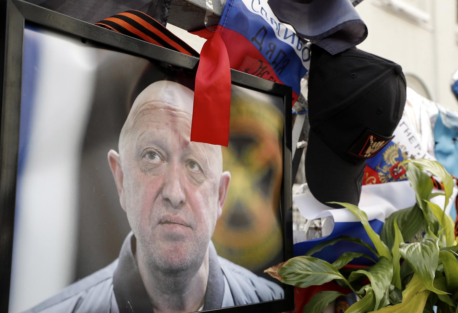 Un retrato del jefe del Grupo Wagner, Yevgeny Prigozhin, en su memoria en Moscú, el 28 de agosto de 2023. El avión en el que viajaba Prigozhin se estrelló el pasado miércoles en el oeste de Rusia. EFE/EPA/Maxim Shipenkov