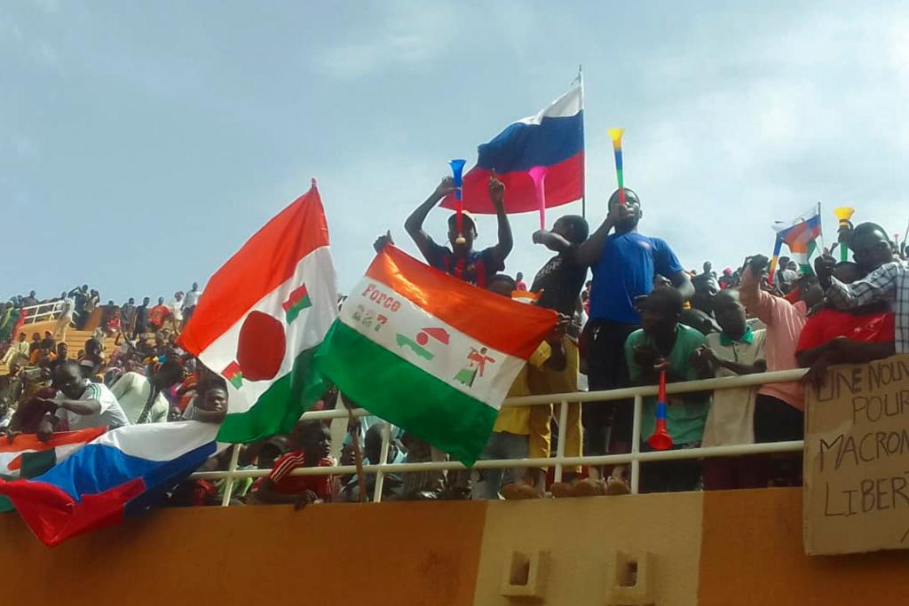 Partidarios de la junta golpista de Níger se dieron cita esta domingo en un estadio en Niamey, para expresar su apoyo al reciente golpe militar en ese país.