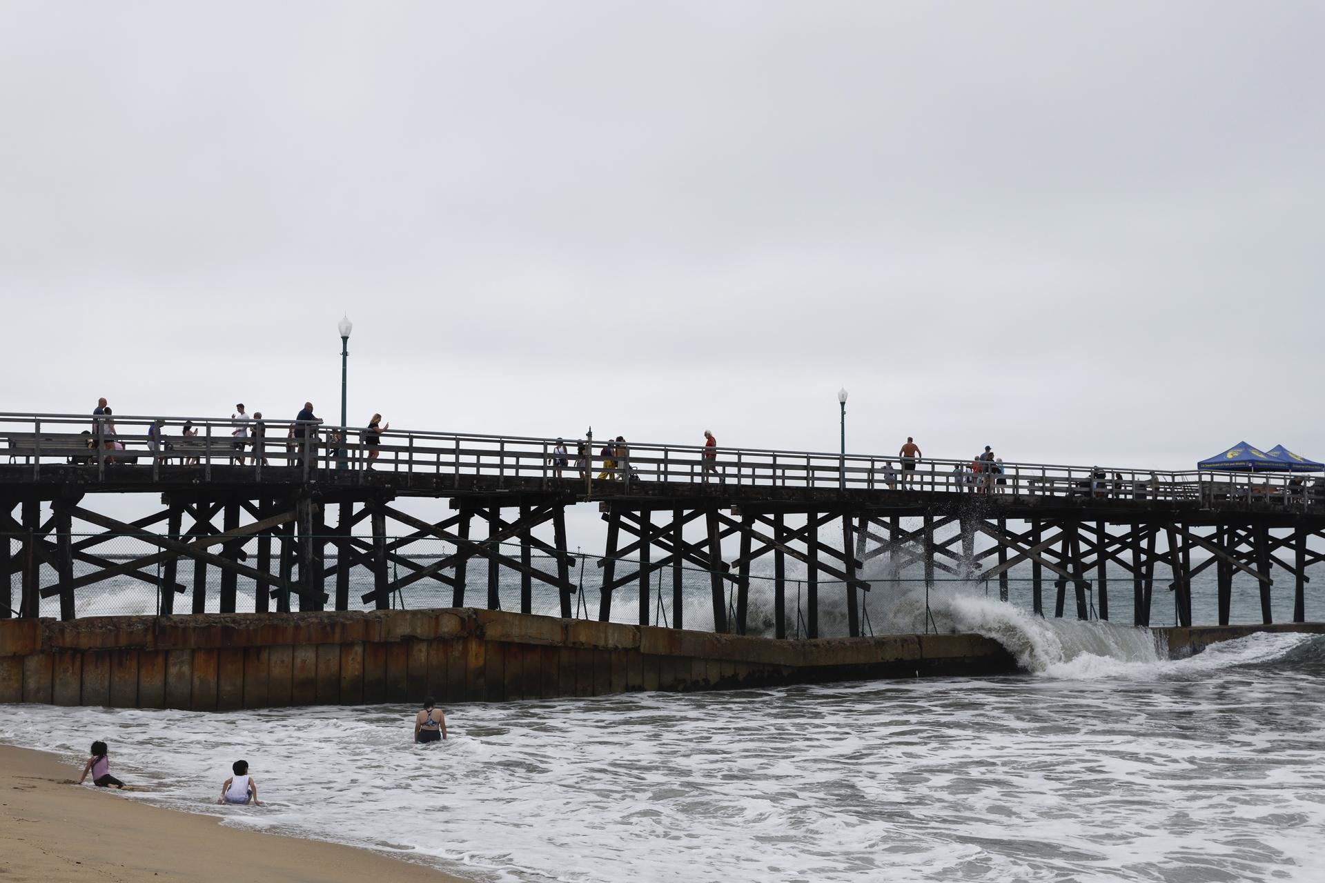 Las olas chocan contra un muelle en Seal Beach, California (EE.UU.), este 19 de agosto de 2023. EFE/EPA/Caroline Brehman