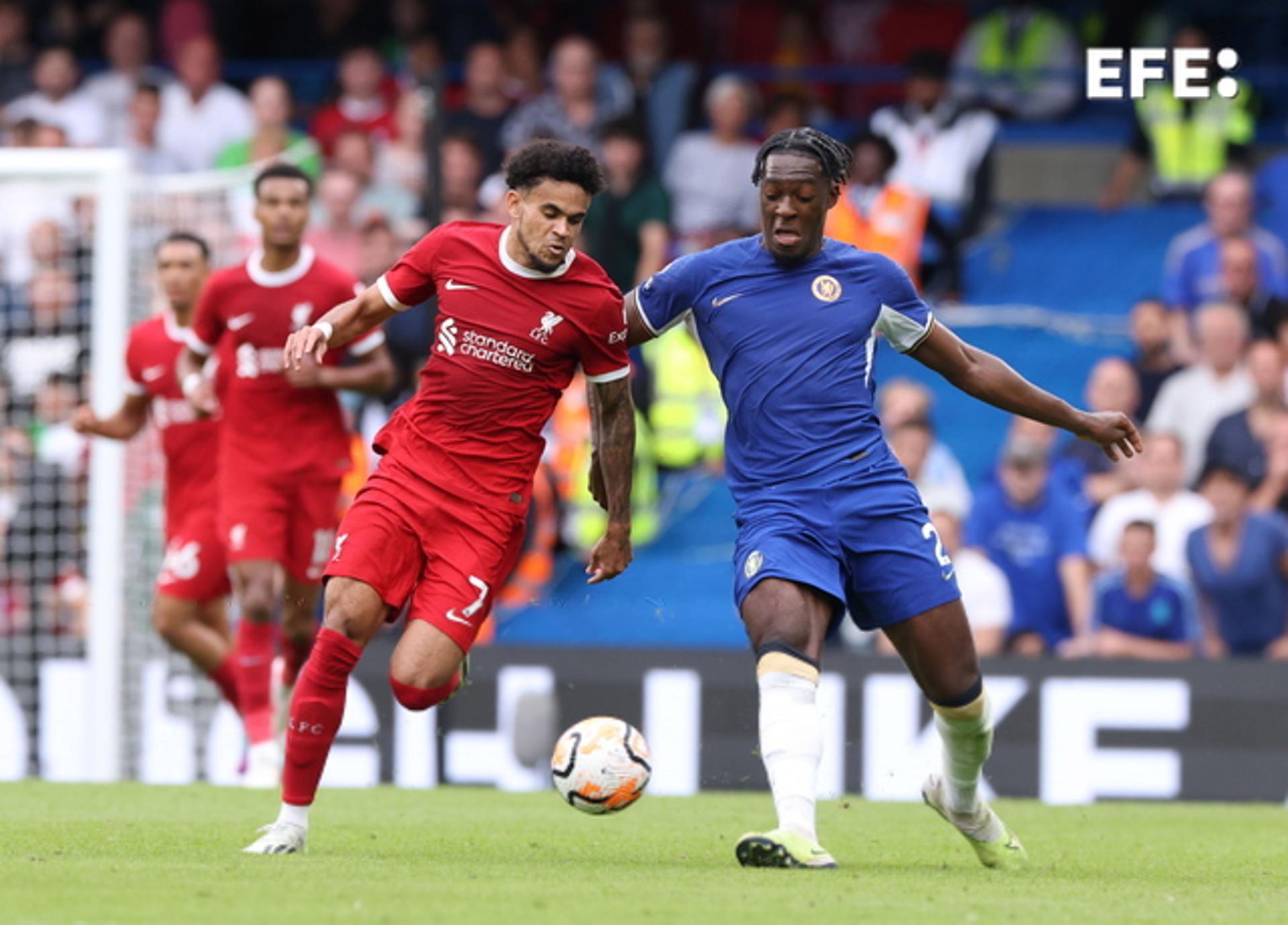 Liverpool's Luis Diaz (L) and Chelsea's Alex Disasi vie for the ball during the Premier League match in London on 13 August 2023. EFE/EPA/NEIL HALL EDITORIAL USE ONLY. No use with unauthorized audio, video, data, fixture lists, club/league logos or 'live' services. Online in-match use limited to 120 images, no video emulation. No use in betting, games or single club/league/player publications