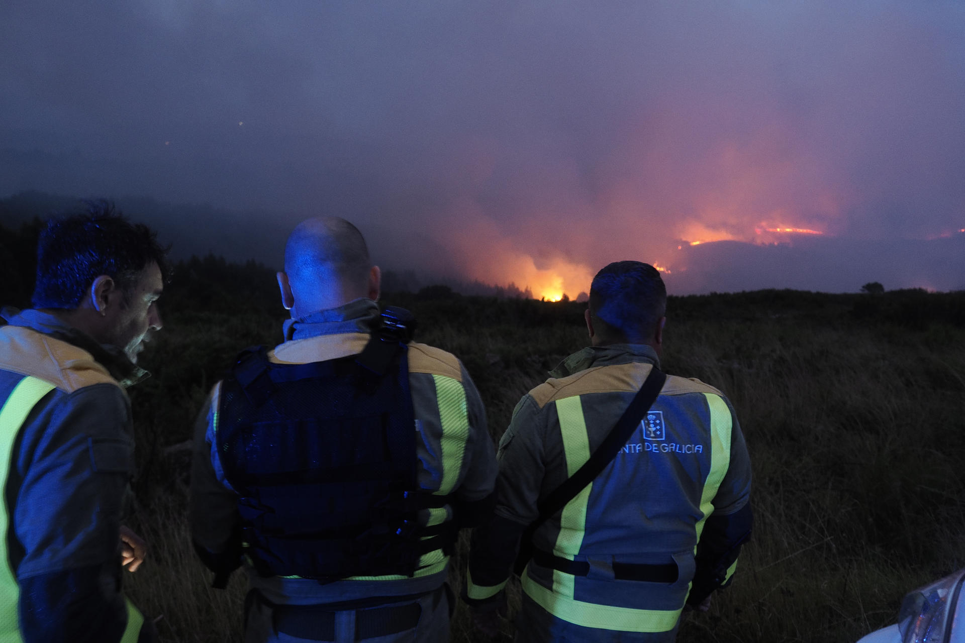 Incendio forestal en el ayuntamiento lucense de Palas de Rei, parroquia de Orosa. EFE/Eliseo Trigo