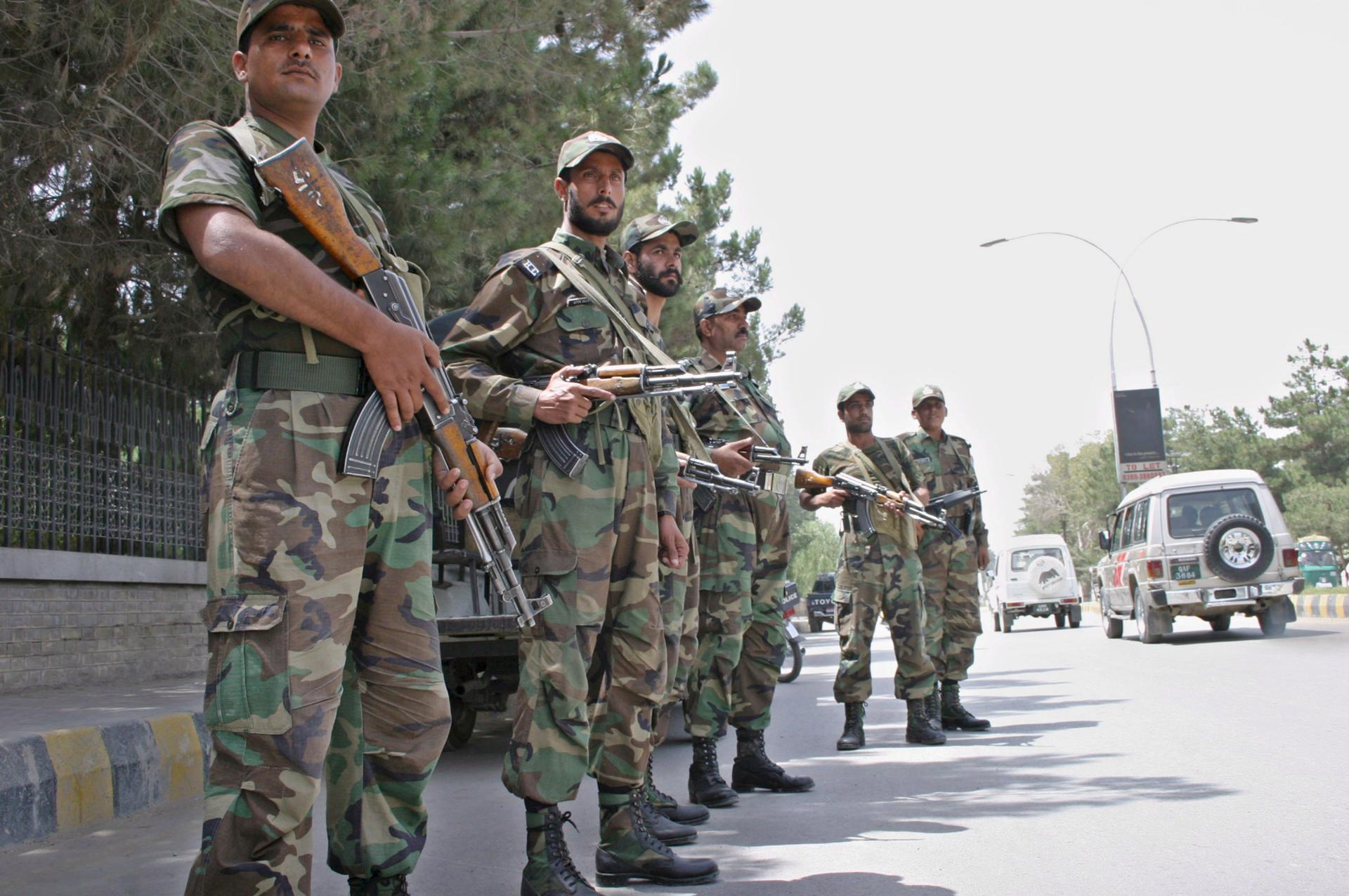 A file photo shows Pakistani paramilitary soldiers standing guard at a checkpoint in Quetta, Balochistan. EFE/F. Ahmed