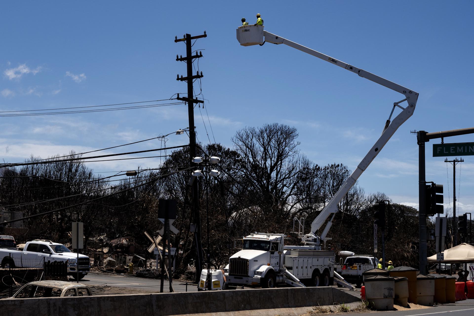 Utility workers restore electric lines after a wildfire swept through the city of Lahaina destroying most of the infrastructures, in Lahaina, Hawaii, 17 August 2023. EFE-EPA/ANDREW MILLER
