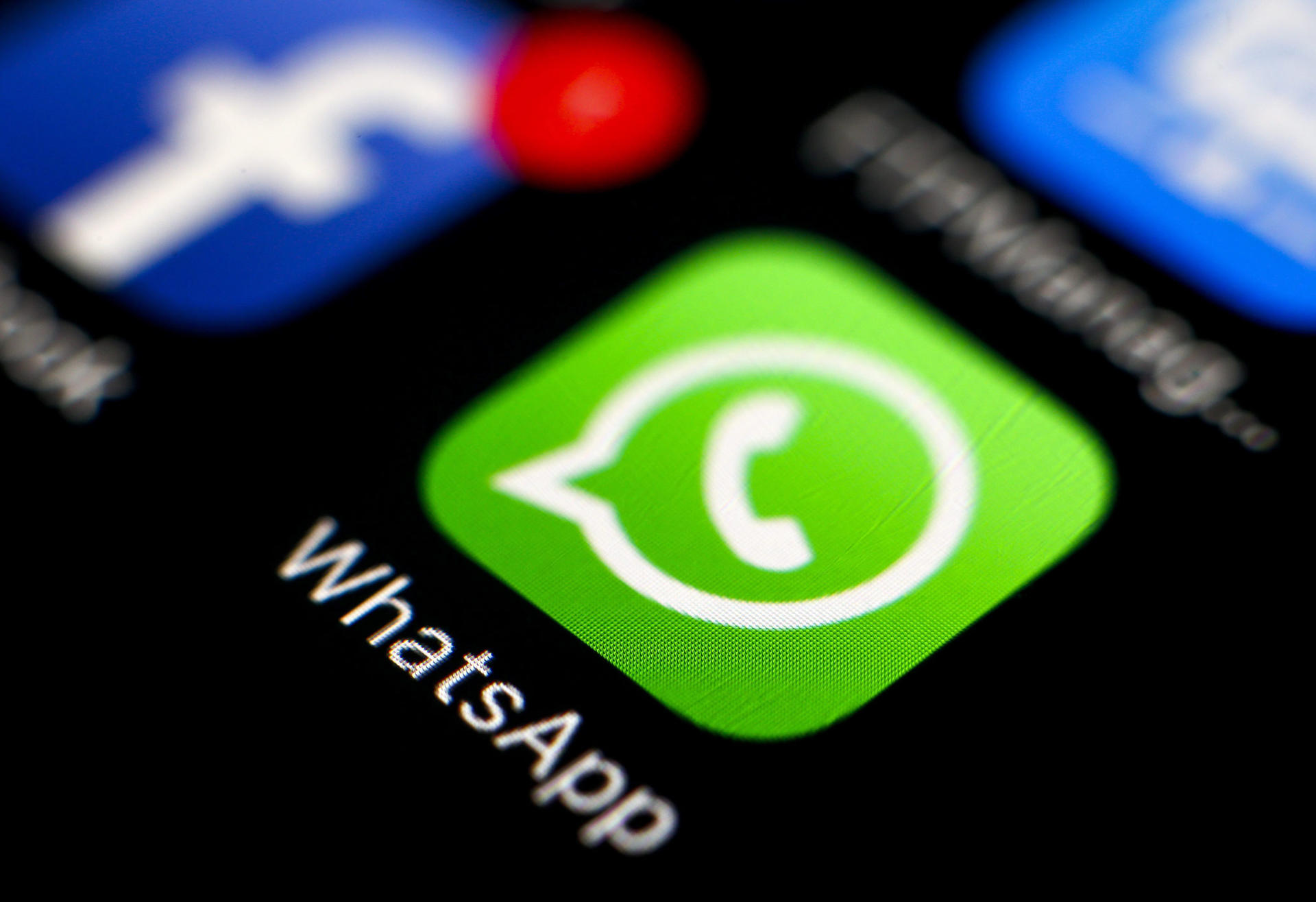Vista el logo de la aplicación de mensajería WhatsApp en un teléfono móvil, en una fotografía de archivo. EFE/Ritchie B. Tongo