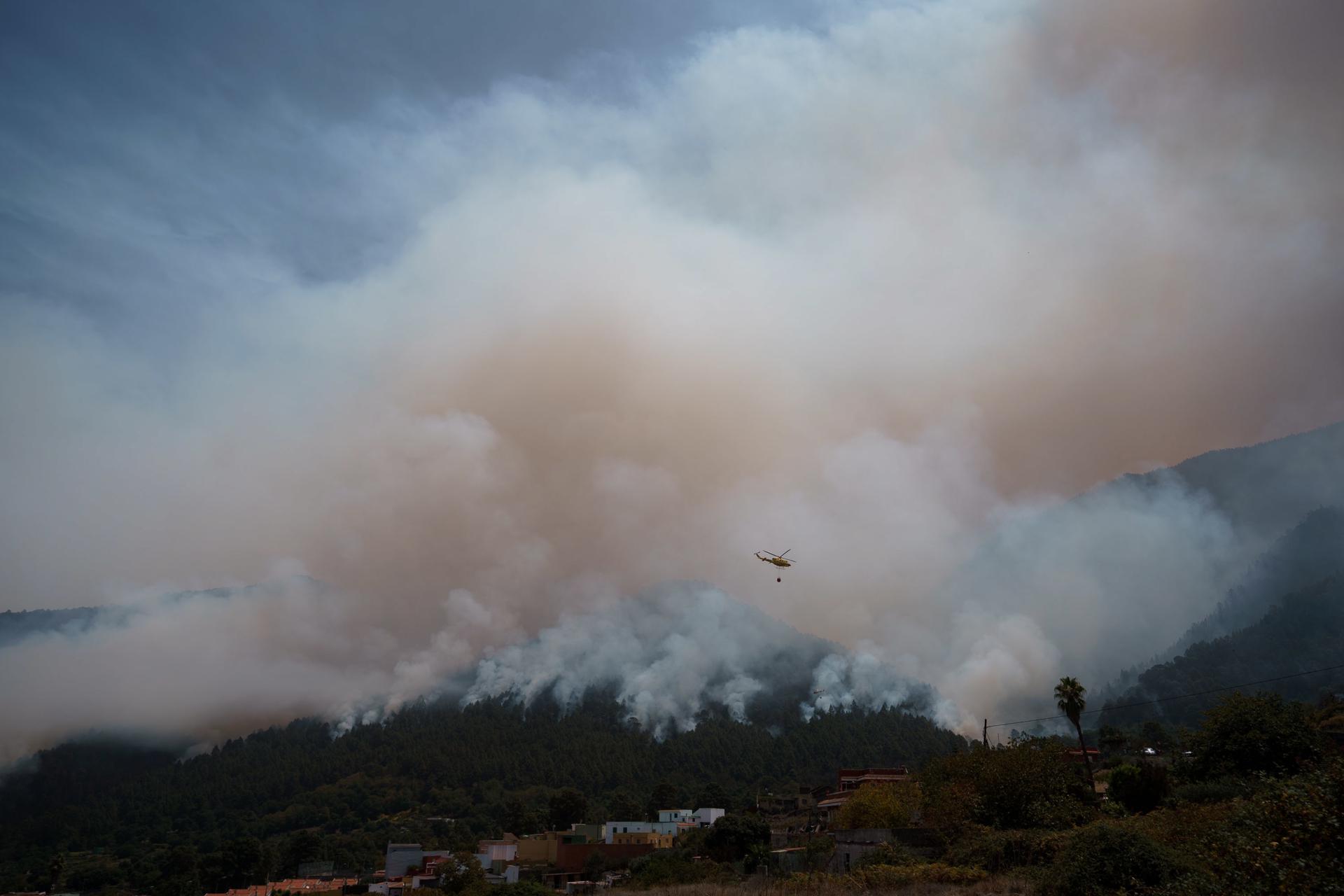 El fuego de Tenerife continua activo