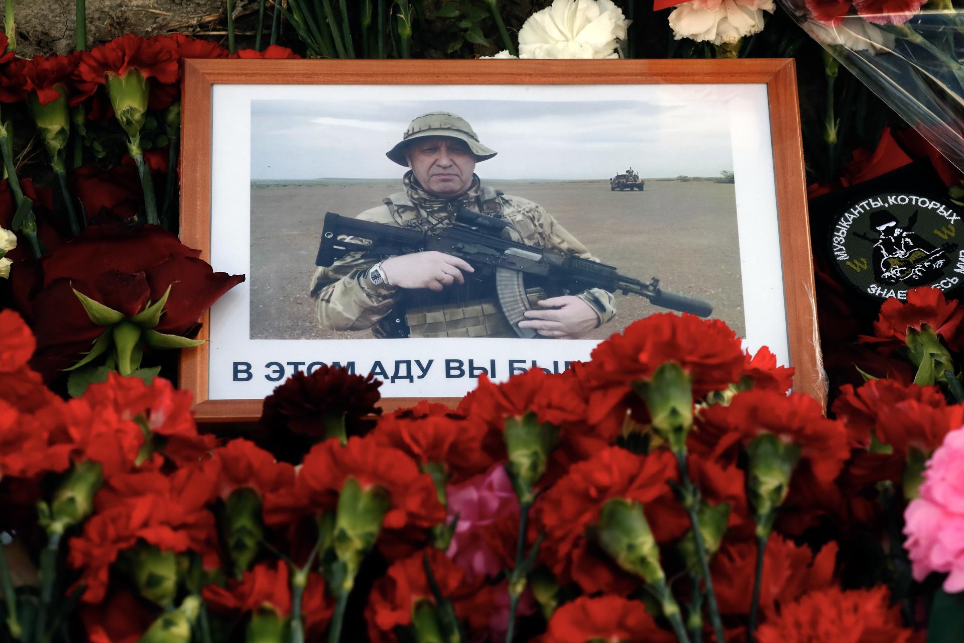 St. Petersburg (Russian Federation), 25/08/2023.- A portrait of the PMC Wagner leader Yevgeny Prigozhin, reading: 'In this hell you were the best' sits beside carnations at an informal memorial next to the former 'PMC Wagner Centre' in St. Petersburg, Russia, 25 August 2023. An investigation was launched into the crash of an aircraft in the Tver region in Russia on 23 August 2023, the Russian Federal Air Transport Agency said in a statement. Among the passengers was Wagner chief Yevgeny Prigozhin, the agency reported. (Rusia, Ucrania, San Petersburgo) EFE/EPA/ANATOLY MALTSEV