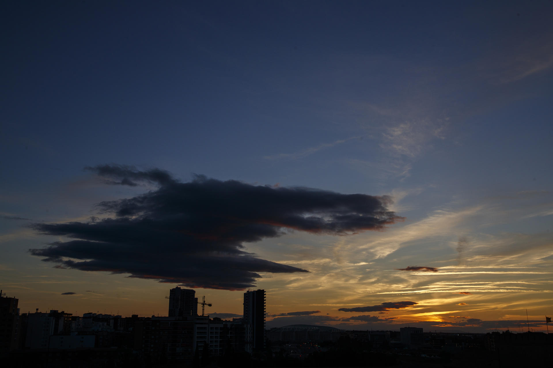 Fotografía del atardecer con nubes en Zaragoza (Aragón).. EFE/ JAVIER BELVER
