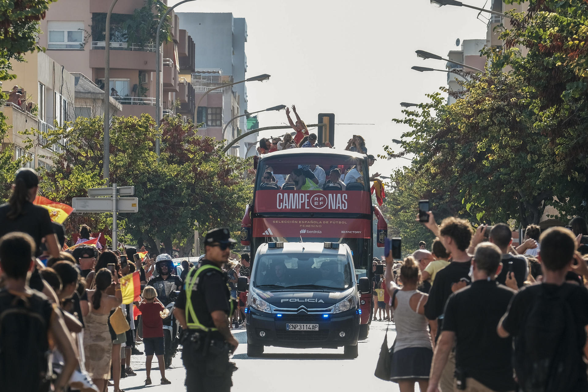 Las jugadoras españolas saludan durante las celebraciones del Mundial, en el que las jugadoras de la selección femenina de fútbol han recorrido esta tarde la Avenida de España de Ibiza en un autobús descubierto hasta la sede del Consell insular para celebrar su victoria. EFE/Sergio G. Cañizares