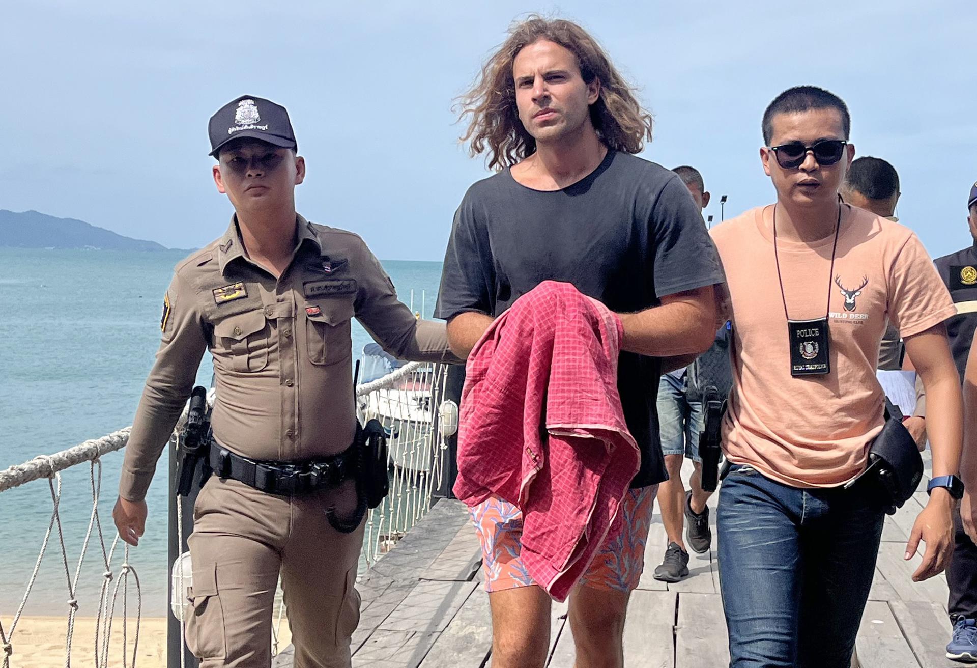 (FILE) A Spanish chef alleged murder suspect Daniel Jeronimo Sancho Bronchalo (C) is escorted by Thai police officers as they arrive at a port before going to the court in Koh Samui island, southern Thailand, 07 August 2023. EFE/EPA/SOMKEAT RUKSAMAN