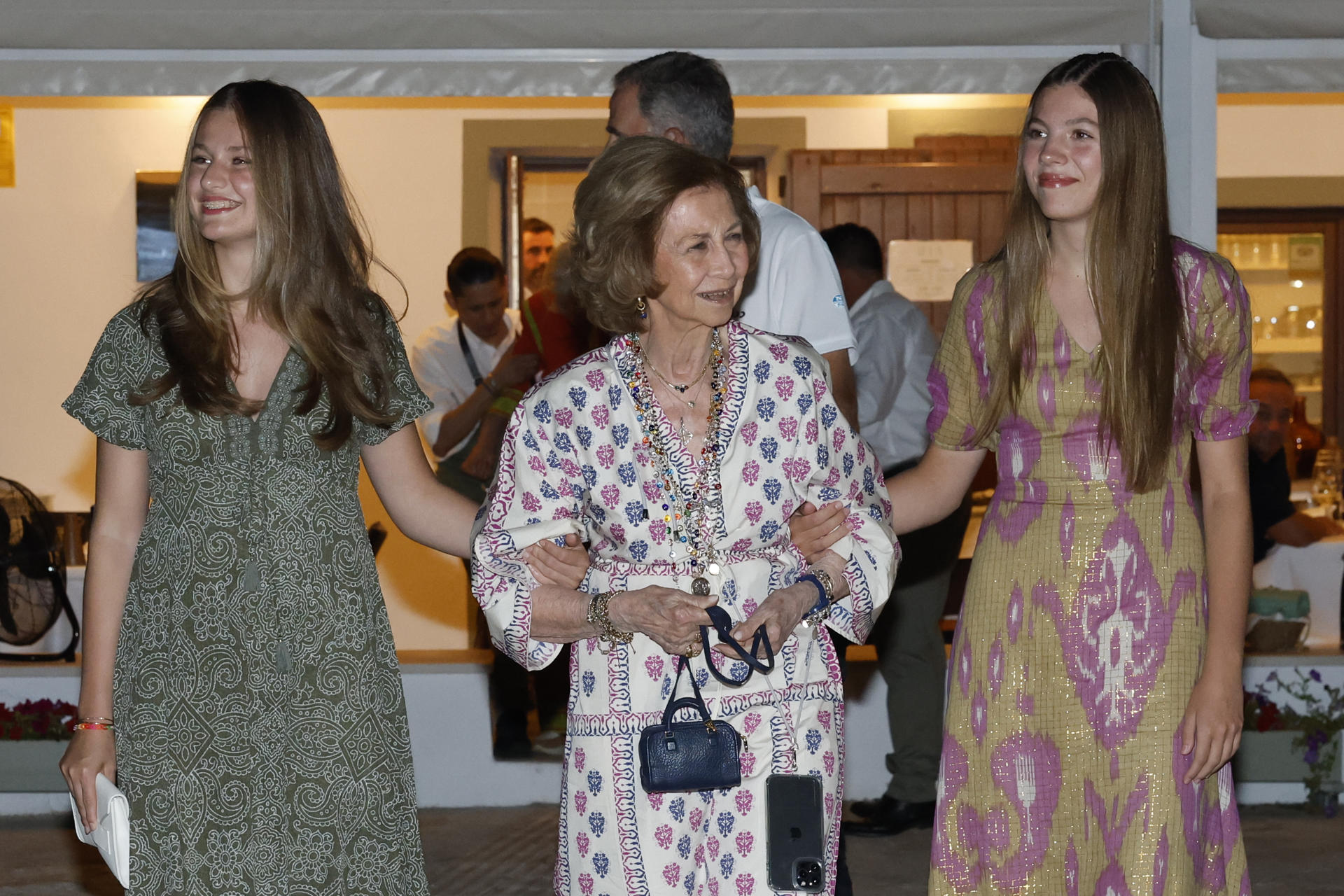 (i-d) La princesa Leonor, la reina Sofía y la infanta Sofía a la salida del restaurante Mia, situado en el Portitxol, en Palma, donde han cenado este sábado. EFE/Ballesteros
