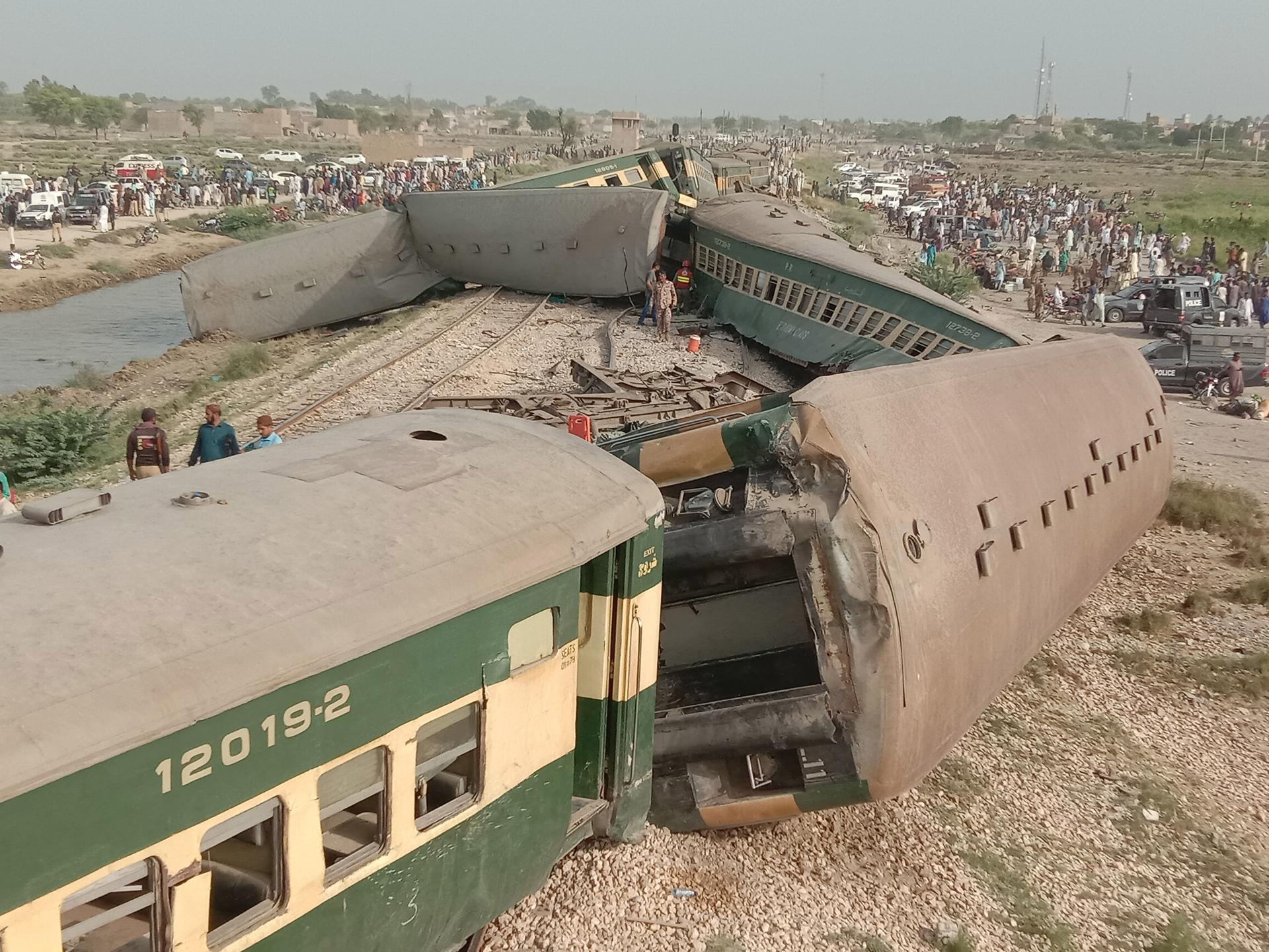 Pakistani security and rescue officials inspect the derailed carriages of a passenger train in Sanghar, near Nawabshah, Pakistan, 06 August 2023.  EFE/EPA/NADEEM KHAWER 24182

