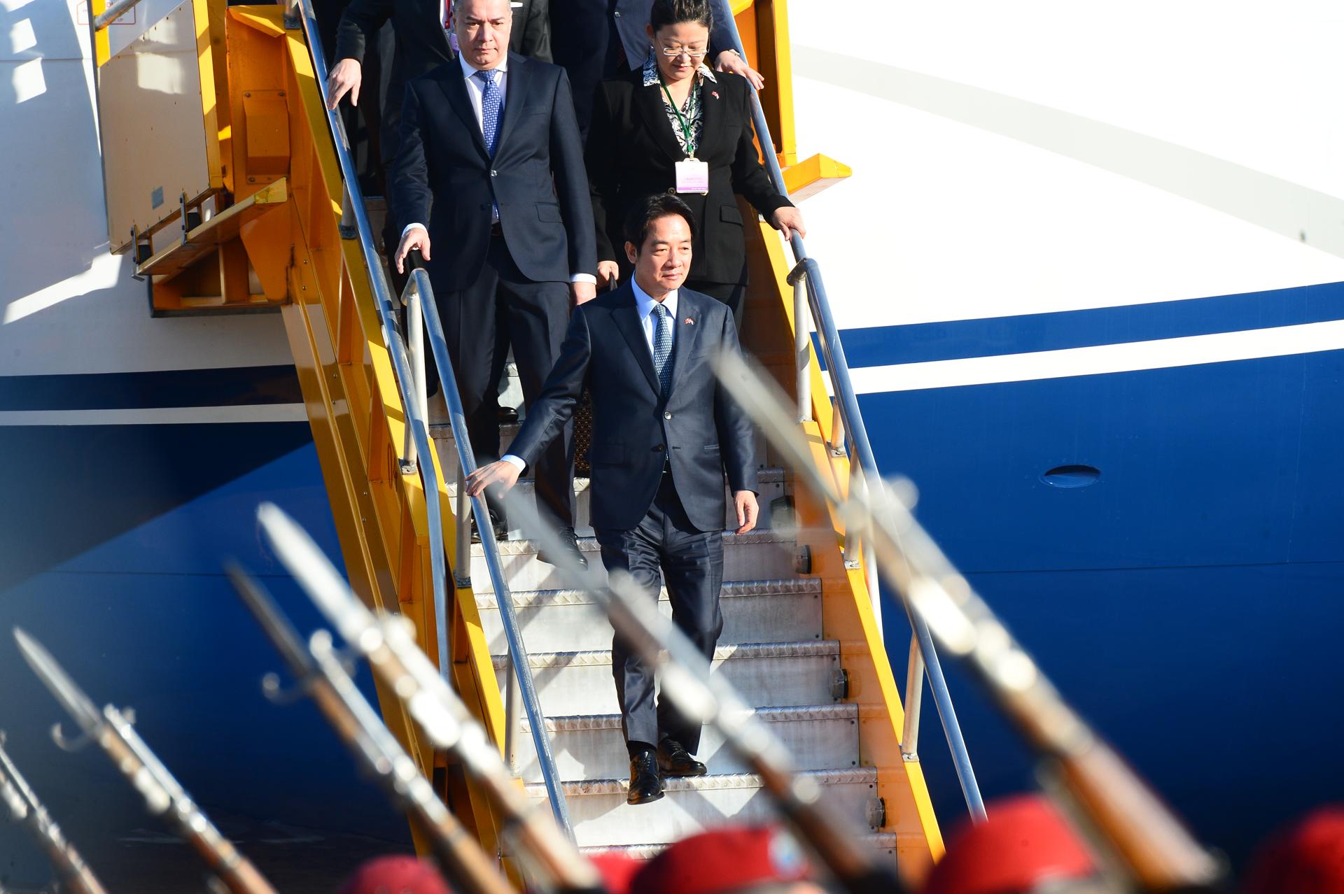 El vicepresidente de Taiwán, William Lai, llega hoy al aeropuerto internacional Silvio Pettirossi, en Luque (Paraguay). EFE/ Daniel Piris