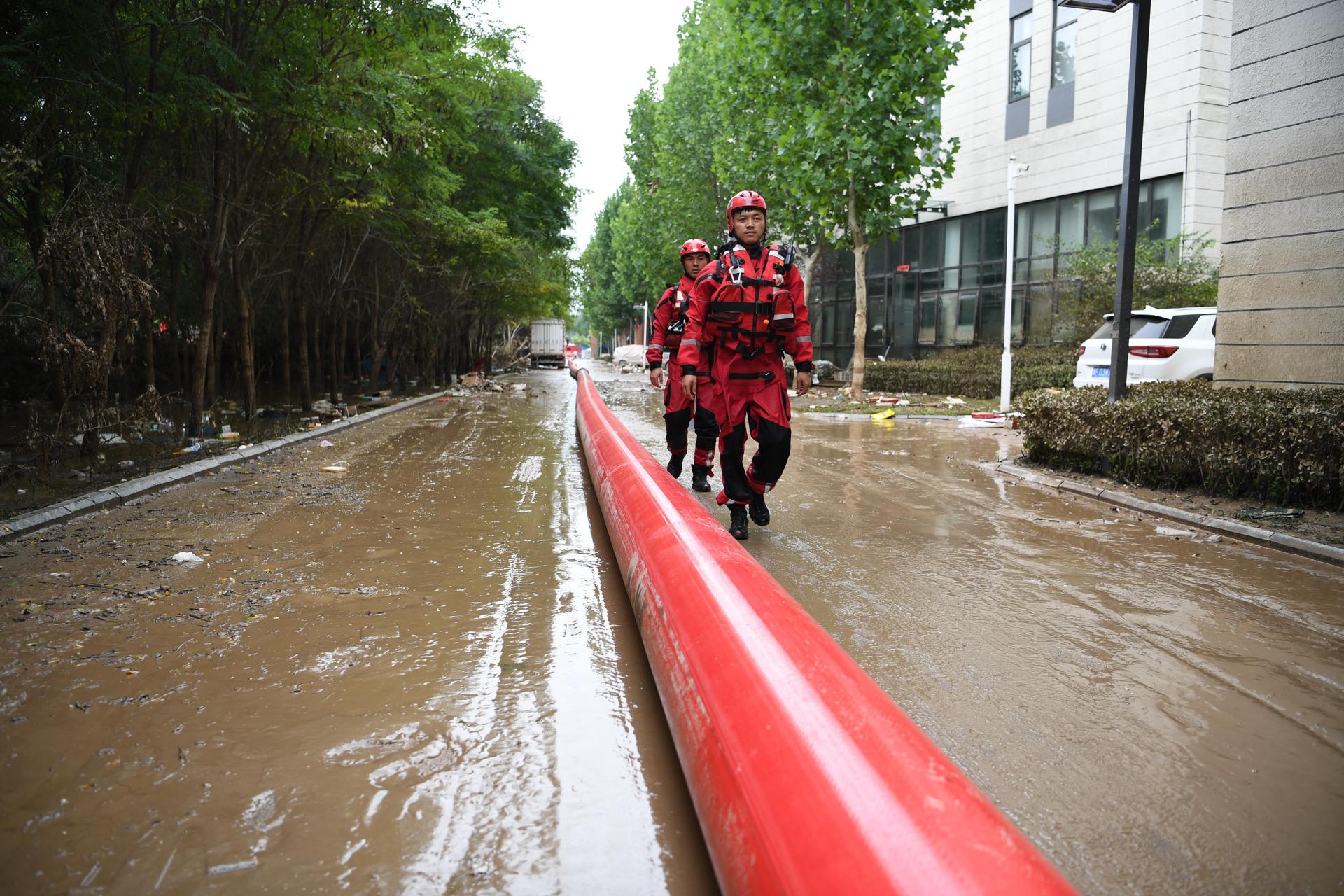 Rescuers perform drainage operation in Zhuozhou, north China's Hebei Province, 07 August 2023. EFE-EPA/XINHUA / Mou Yu CHINA OUT / MANDATORY CREDIT EDITORIAL USE ONLY
