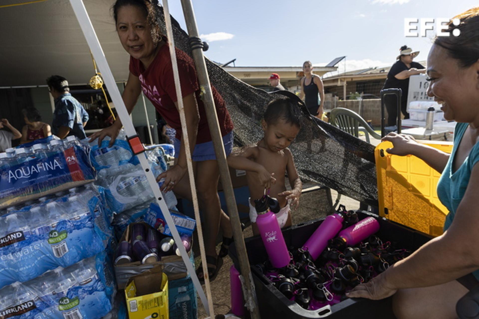 Inhabitants organize donations at a distribution location in a neighborhood of Lahaina, Hawaii, USA, 13 August 2023. EFE-EPA/ETIENNE LAURENT