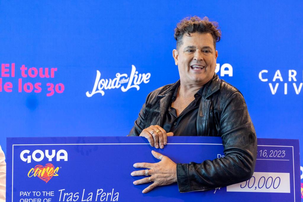El cantante colombiano Carlos Vives sostiene un cheque donado por Goya Cares después de una conferencia de prensa, en Miami, Florida (EE.UU.), este 16 de agosto de 2023. EFE/EPA/Cristóbal Herrera-Ulashkevich

