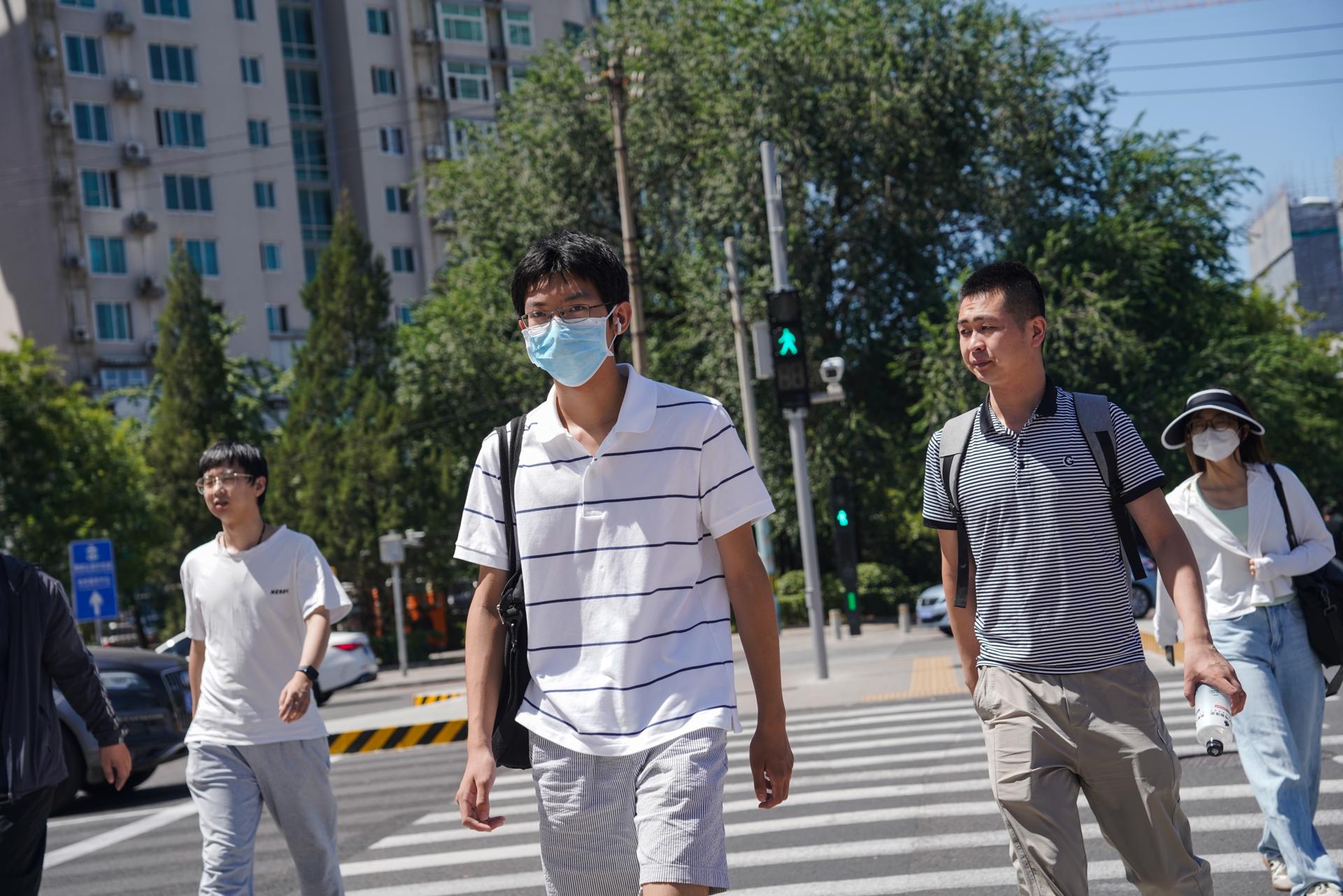 A man wearing a face mask walks on a street in Beijing, China, 18 August 2023. EFE/EPA/WU HAO