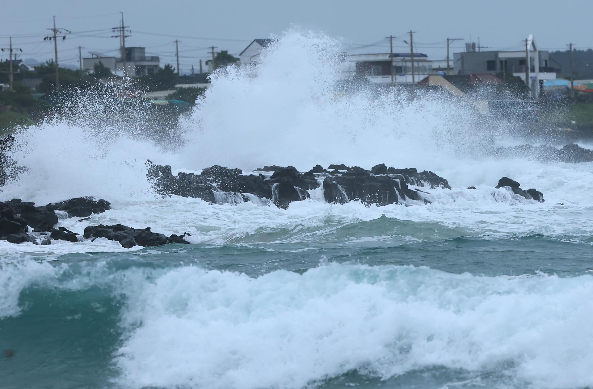 High waves hit the shores of Seogwipo on Jeju Island, South Korea, 09 August 2023. EFE-EPA/YONHAP SOUTH KOREA OUT
