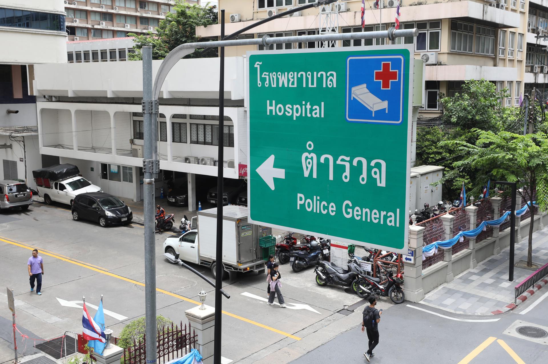 A direction sign shows the entrance to the Police General Hospital, where former Thai Prime Minister Thaksin Shinawatra was transferred, in Bangkok, Thailand, 23 August 2023. EFE-EPA/NARONG SANGNAK
