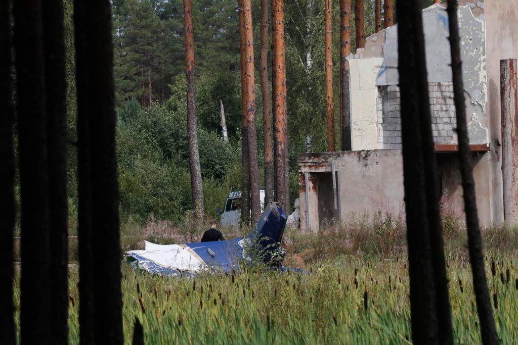 Un hombre inspecciona los restos del avión siniestrado. EFE/ANATOLY MALTSEV