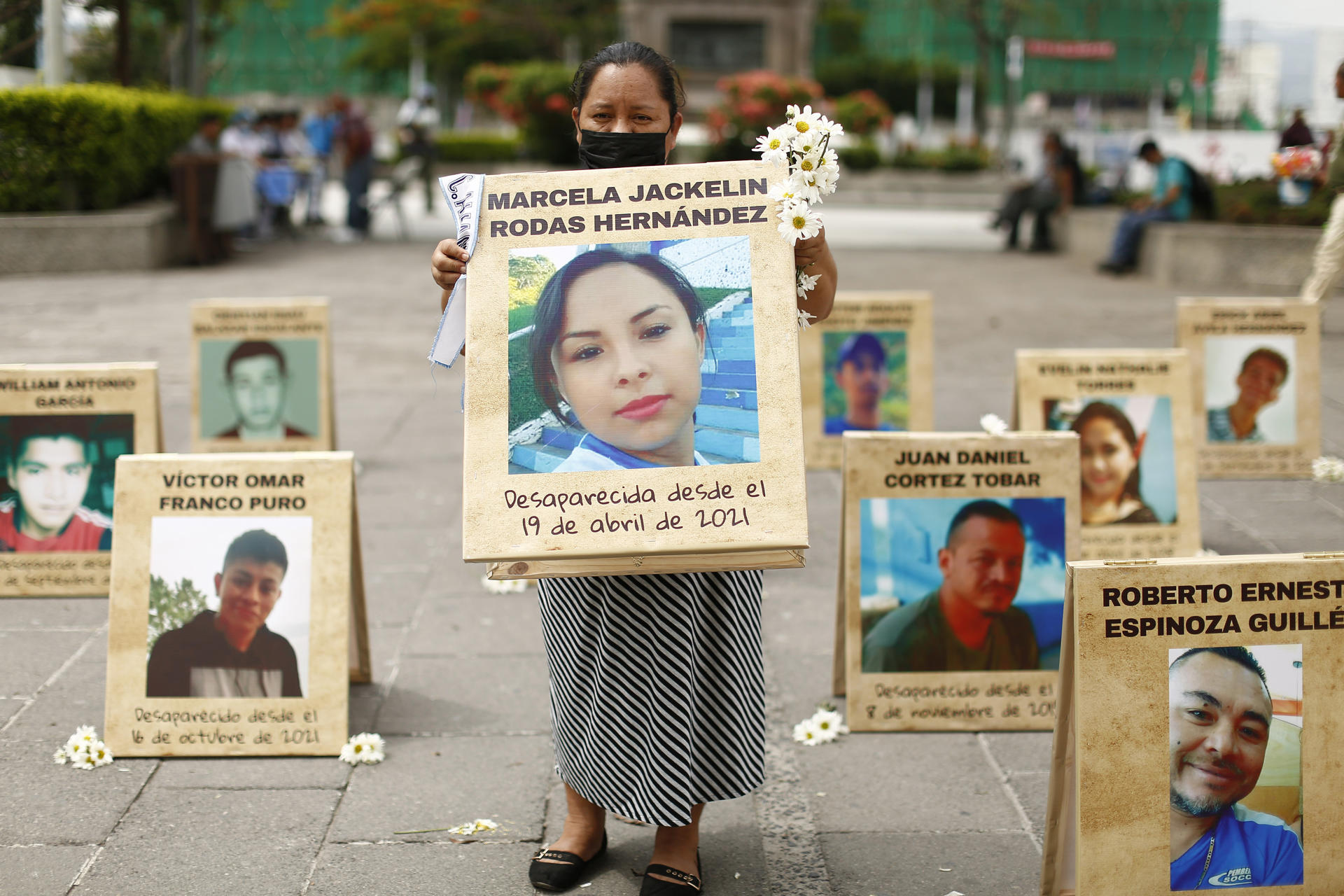 Varias fotografías de personas desaparecidas son exhibidas durante una acción para exhortar a las autoridades de Justicia del país a aclarar los casos denunciados, hoy, en la Plaza Gerardo Barrios en San Salvador (El Salvador). EFE/Rodrigo Sura