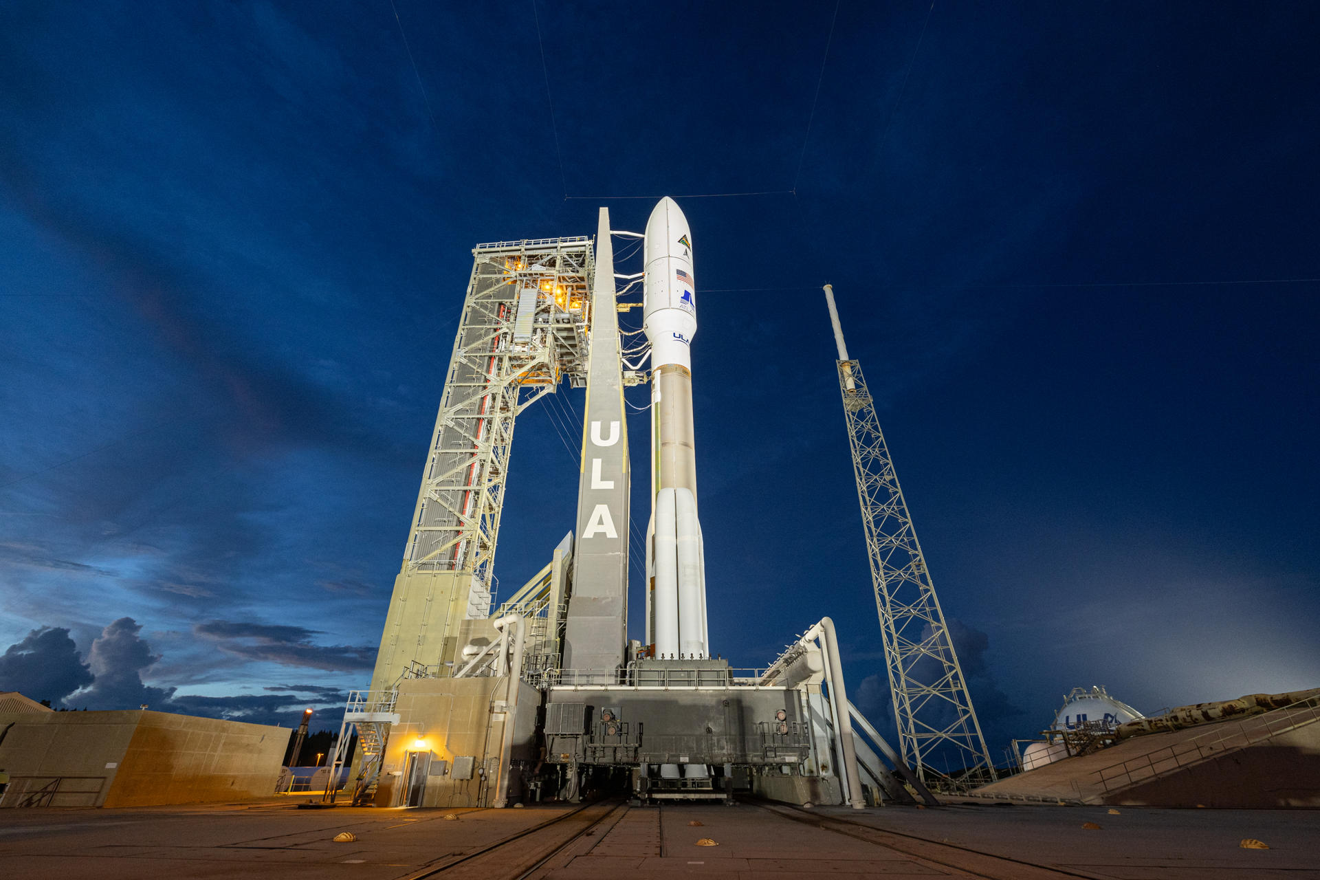 Fotografía cedida hoy por United Launch Alliance (ULA) donde se muestra su cohete Atlas V, que llevará la misión Silent Barker/NROL-107 de la Oficina Nacional de Reconocimiento (NRO) y la Fuerza Espacial de los Estados Unidos, tras su instalación en plataforma, el 27 de agosto de 2023, en el Complejo de Lanzamiento Espacial 41, en Cabo Cañaveral, Florida (EE.UU.). EFE/ULA