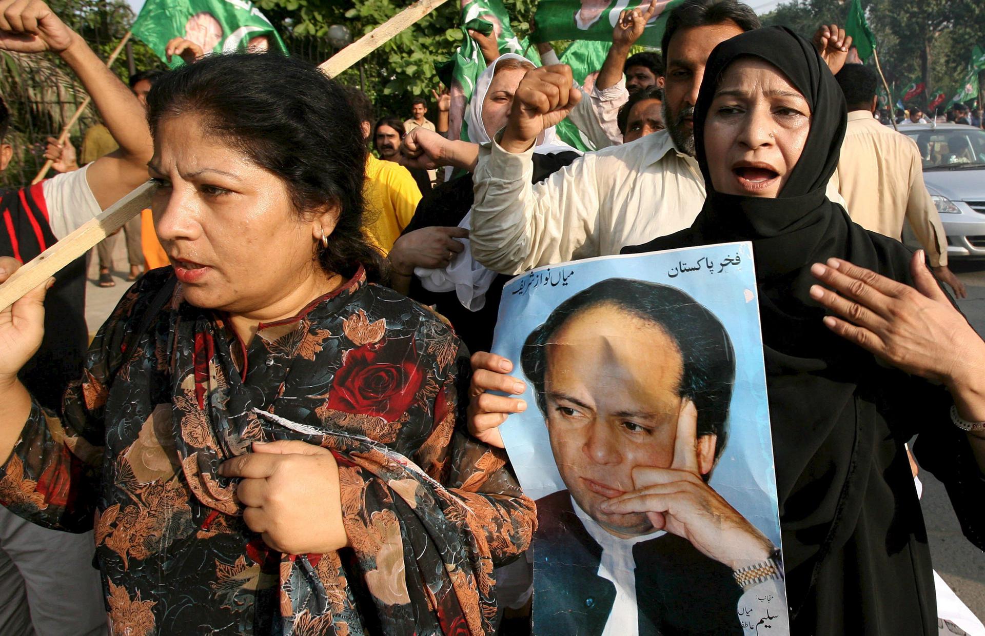 Supporters of former Pakistani Prime Minister Nawaz Sharif's party (PML-N) carry his portrait during a protest in Lahore, Pakistan, September 11, 2007. EFE/FILE/Rahat Dar