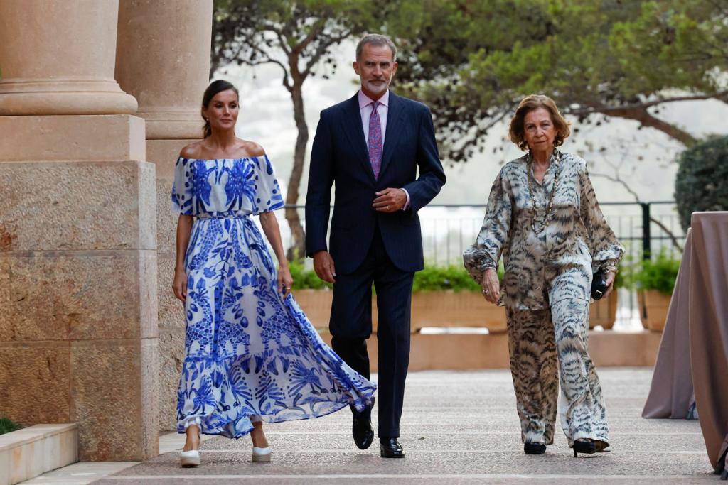 Los reyes Felipe y Letizia (i), acompañados por la reina Sofía, ofrecen la tradicional recepción a los representantes de la sociedad civil de Baleares, que por segundo año consecutivo se celebra en los jardines del Palacio de Marivent, hoy jueves en Palma. EFE/Ballesteros

