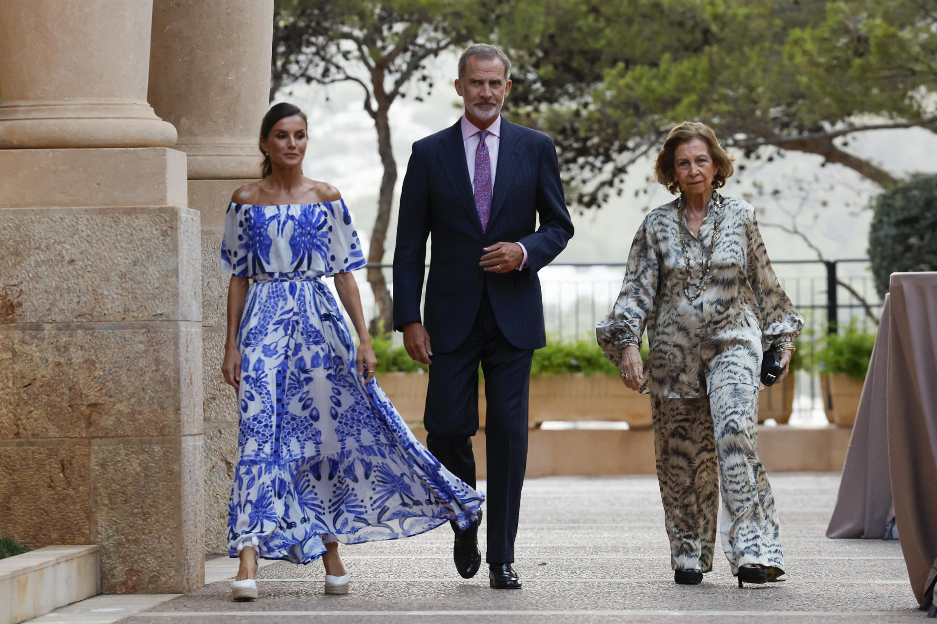 Los reyes Felipe y Letizia (i), acompañados por la reina Sofía, ofrecen la tradicional recepción a los representantes de la sociedad civil de Baleares, que por segundo año consecutivo se celebra en los jardines del Palacio de Marivent, hoy jueves en Palma. EFE/Ballesteros