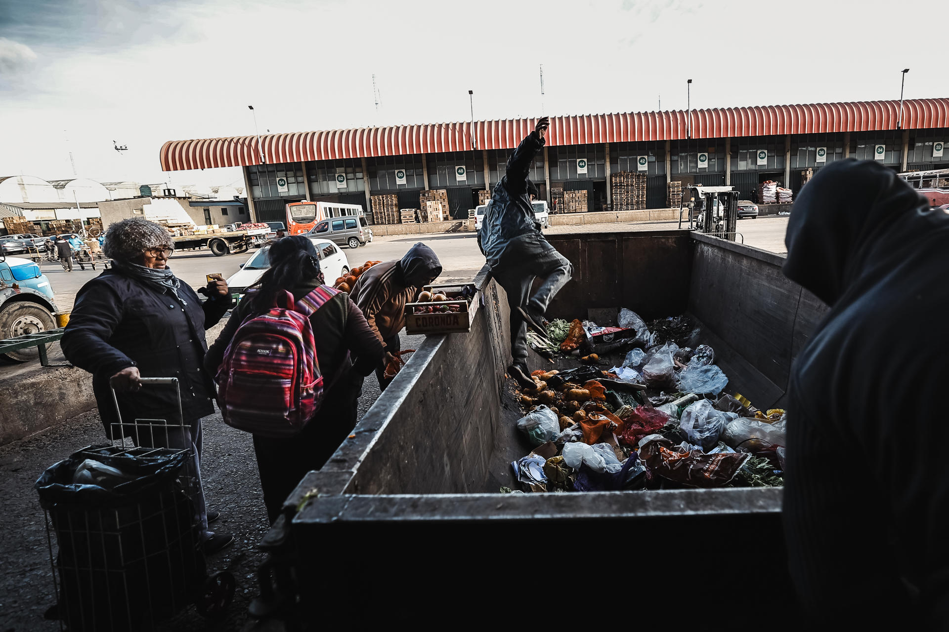 People look for food on 8 August 2023 in a slum on the outskirts of Buenos Aires, Argentina. EFE/Juan Ignacio Roncoroni