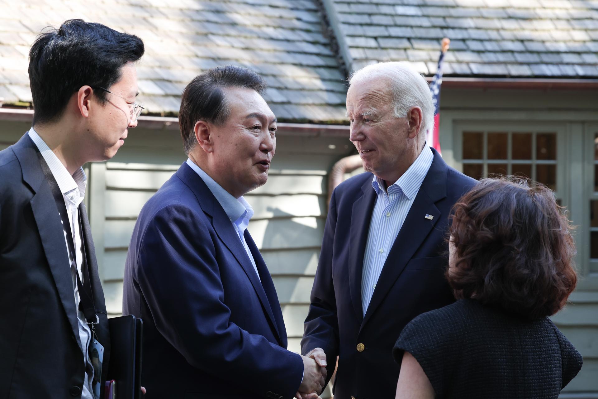 South Korean President Yoon Suk Yeol (2-L) says goodbye to U.S. President Joe Biden (2-R) before he returns to South Korea after a trilateral summit meeting also with Japanese Prime Minister Fumio Kishida at the Camp David presidential retreat in Maryland, USA, 18 August 2023. EFE/EPA/YONHAP SOUTH KOREA OUT