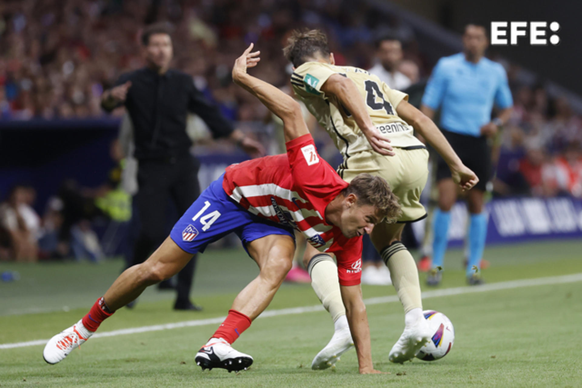 Granada's Miguel Rubio (R) battles Marcos Llorente of Atletico Madrid during a LaLiga match at Metropolitano stadium in Madrid on 14 August 2023. EFE/Juan Carlos Hidalgo
