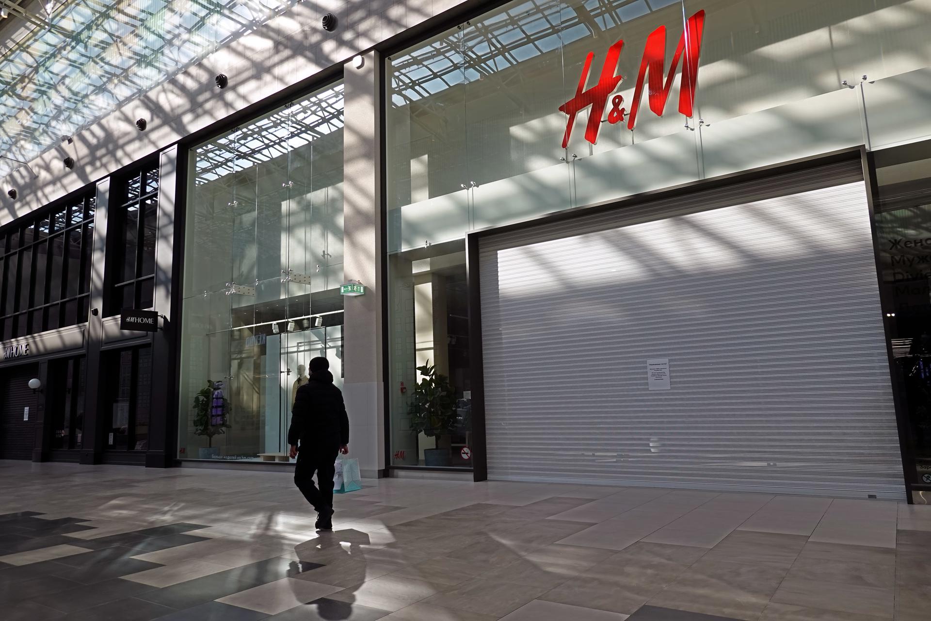 Una persona camina frente a una tienda cerrada de H&M. EFE/MAXIM SHIPENKOV